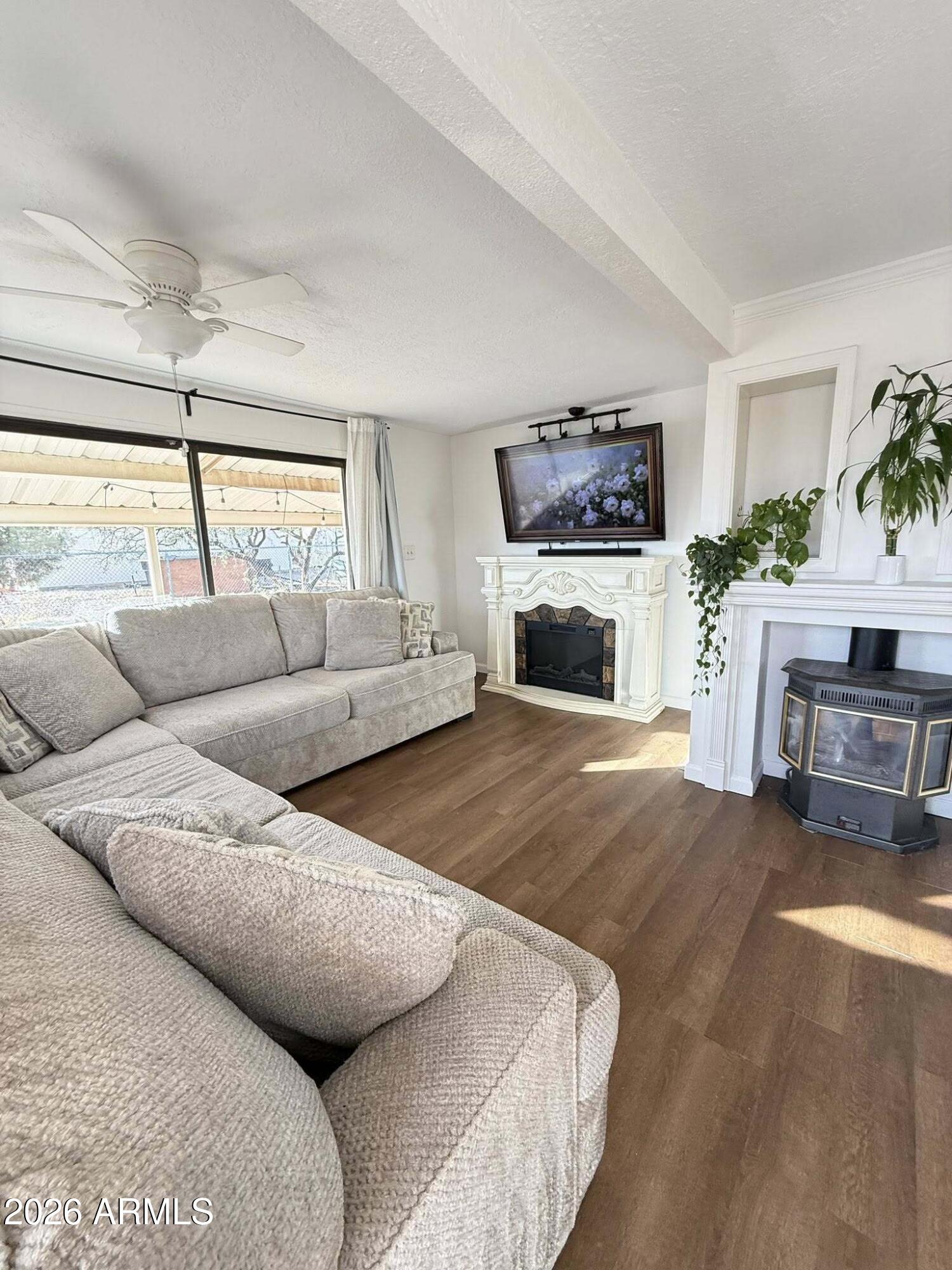 165 E Via Mercado --