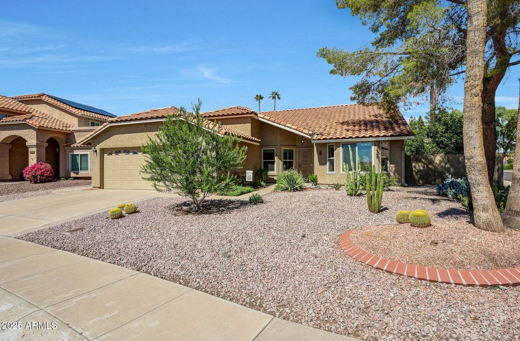 Photo of 6904 W Kristal Way, Glendale, AZ 85308 (MLS # 6924721)