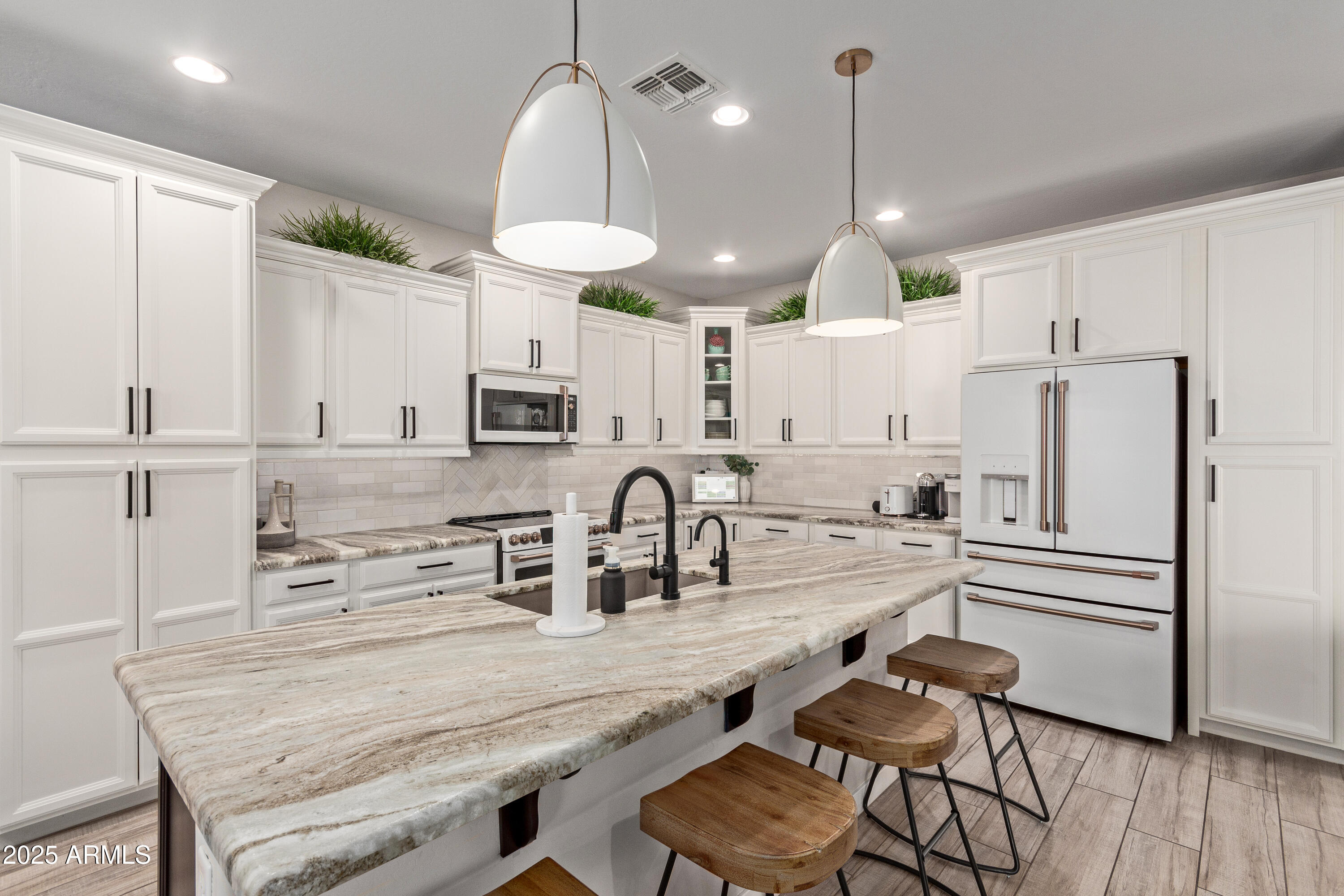 Tempe, Arizona 85284, United States, 4 Bedrooms Bedrooms, ,3 BathroomsBathrooms,Residential,Pending,8815