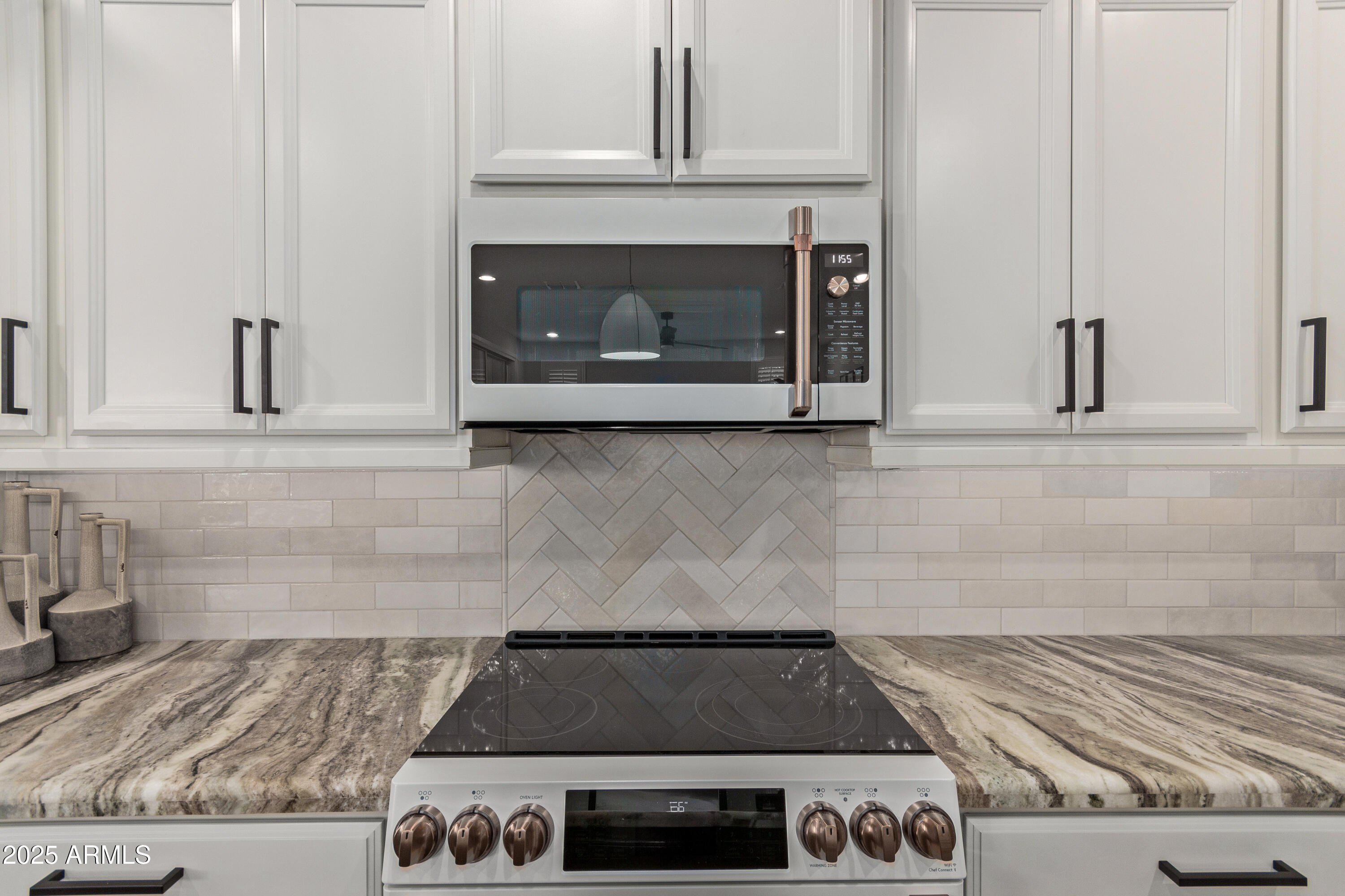 Tempe, Arizona 85284, United States, 4 Bedrooms Bedrooms, ,3 BathroomsBathrooms,Residential,Pending,8815