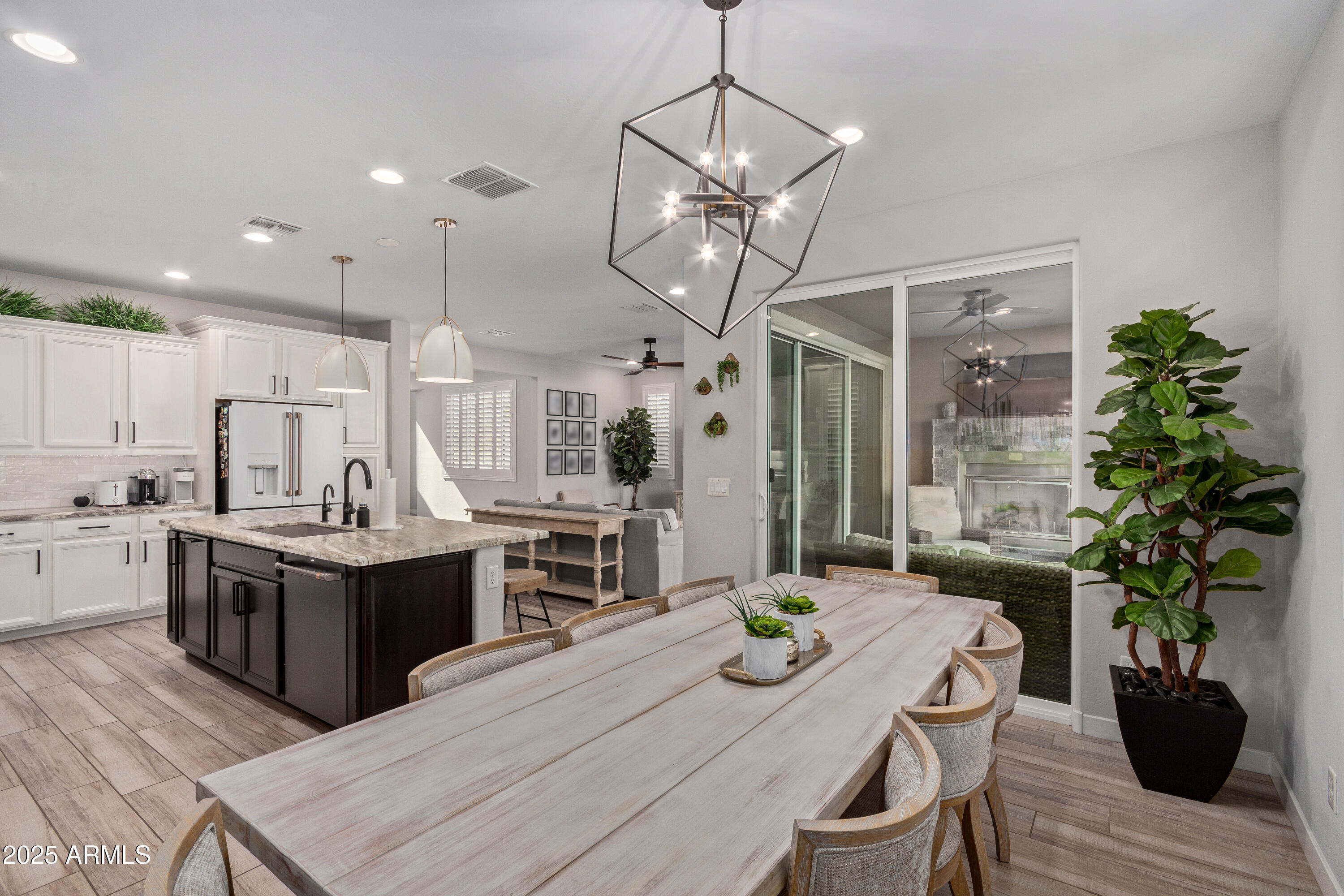 Tempe, Arizona 85284, United States, 4 Bedrooms Bedrooms, ,3 BathroomsBathrooms,Residential,Pending,8815