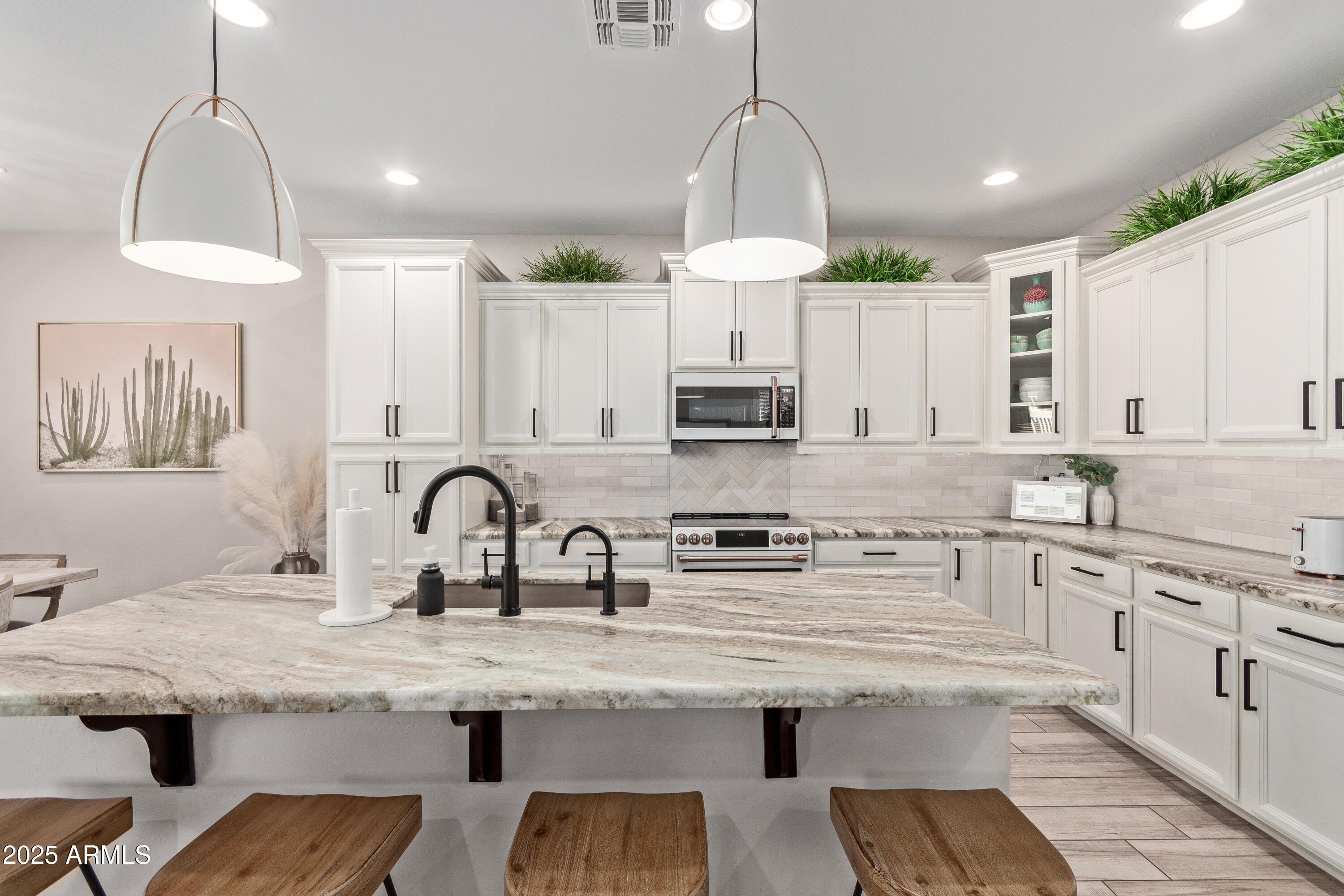 Tempe, Arizona 85284, United States, 4 Bedrooms Bedrooms, ,3 BathroomsBathrooms,Residential,Pending,8815