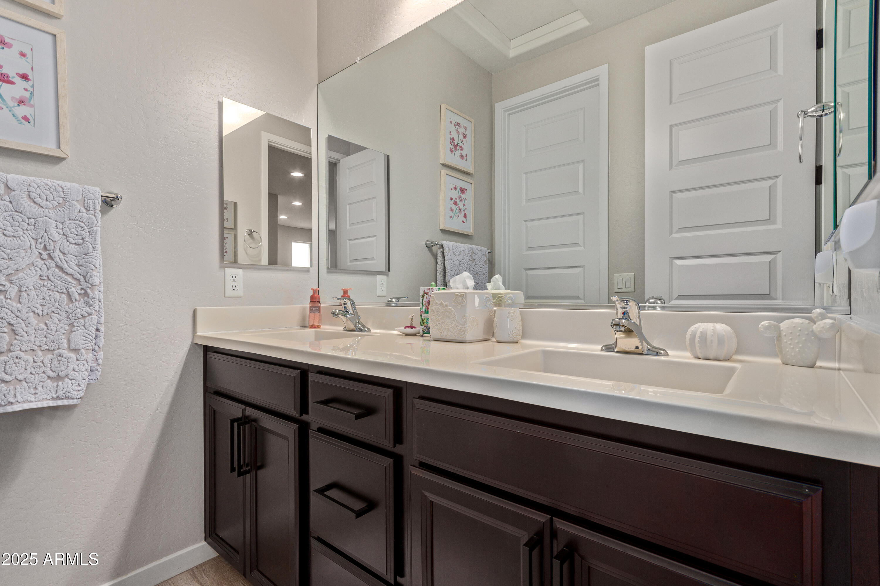 Tempe, Arizona 85284, United States, 4 Bedrooms Bedrooms, ,3 BathroomsBathrooms,Residential,Pending,8815