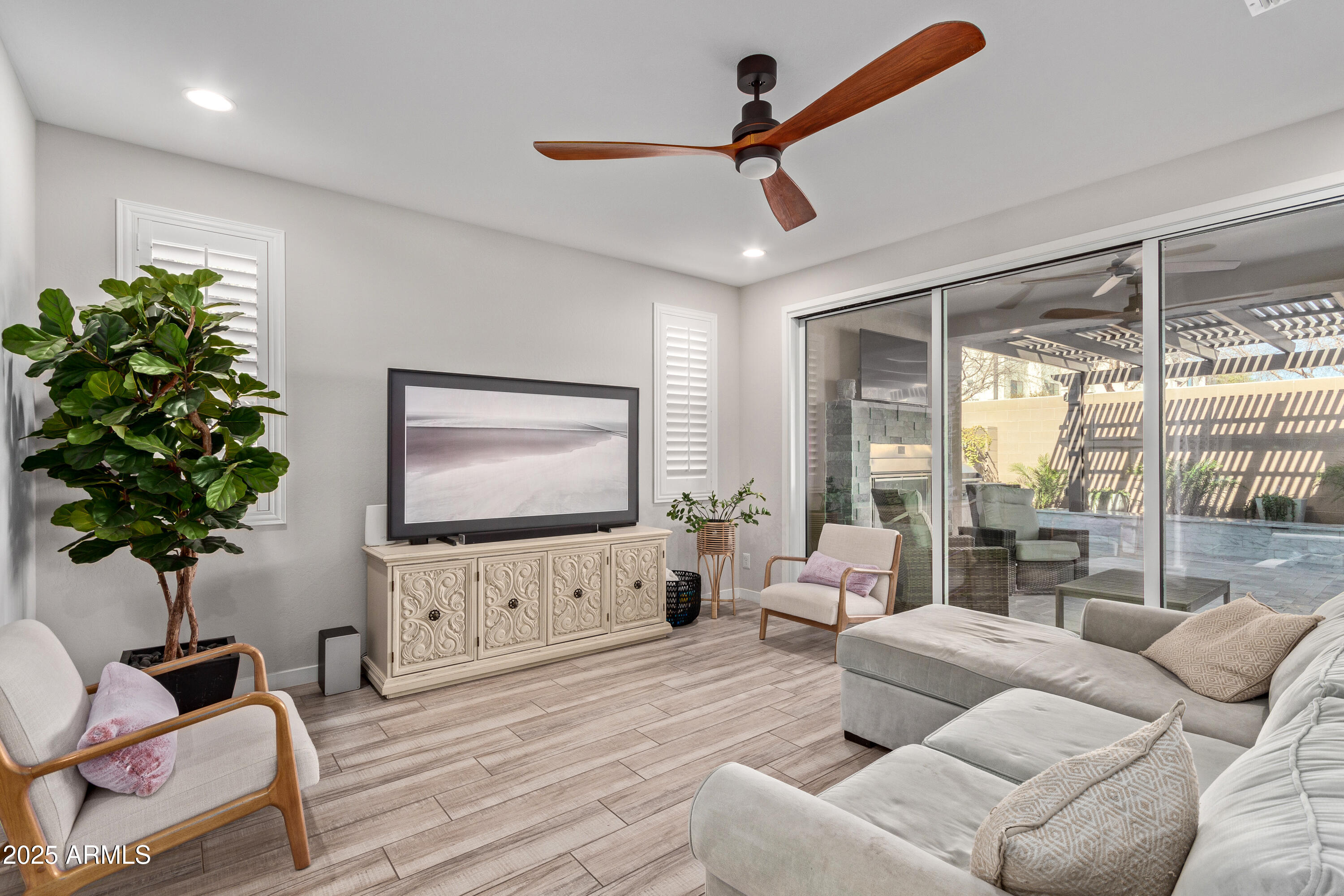 Tempe, Arizona 85284, United States, 4 Bedrooms Bedrooms, ,3 BathroomsBathrooms,Residential,Pending,8815