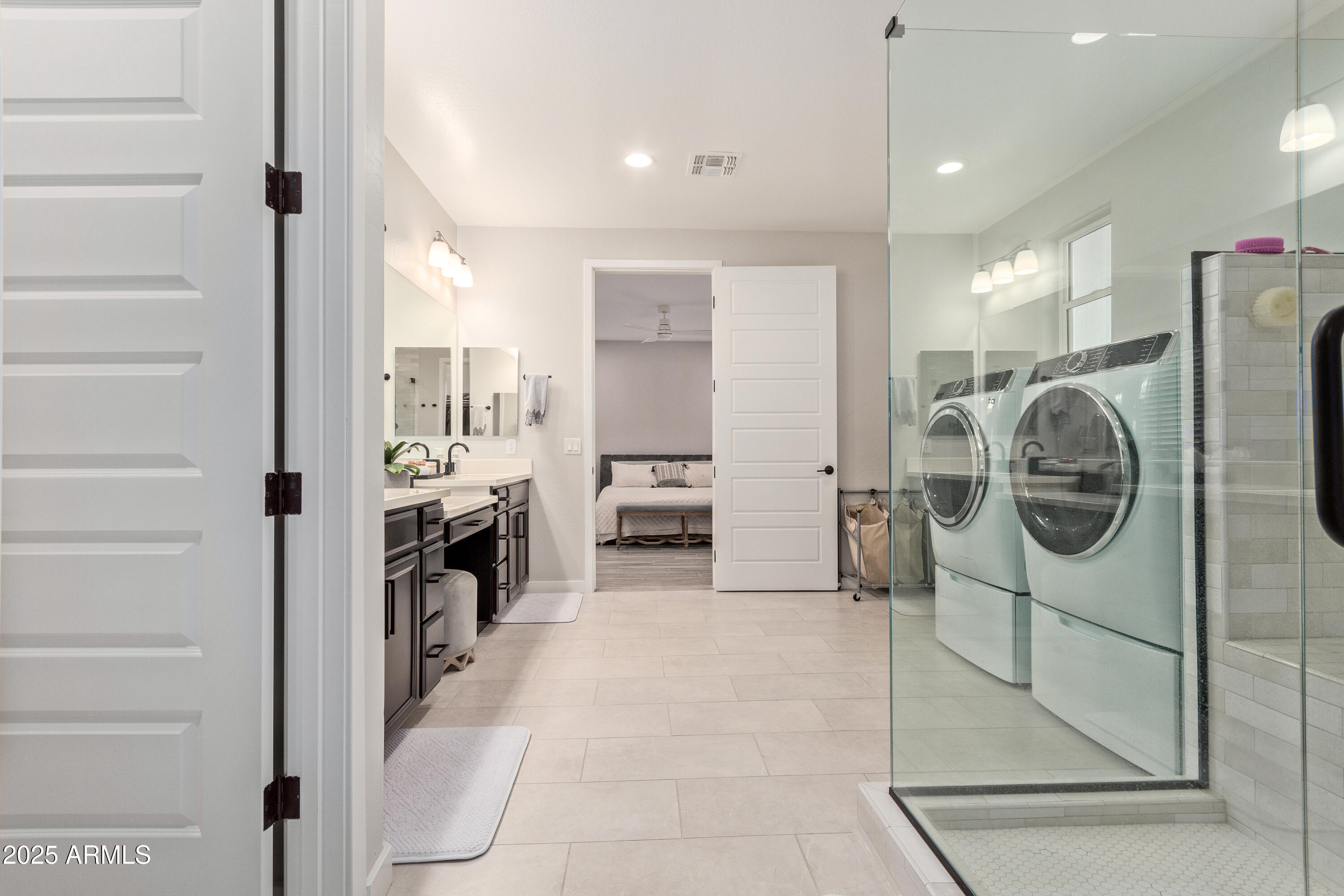 Tempe, Arizona 85284, United States, 4 Bedrooms Bedrooms, ,3 BathroomsBathrooms,Residential,Pending,8815