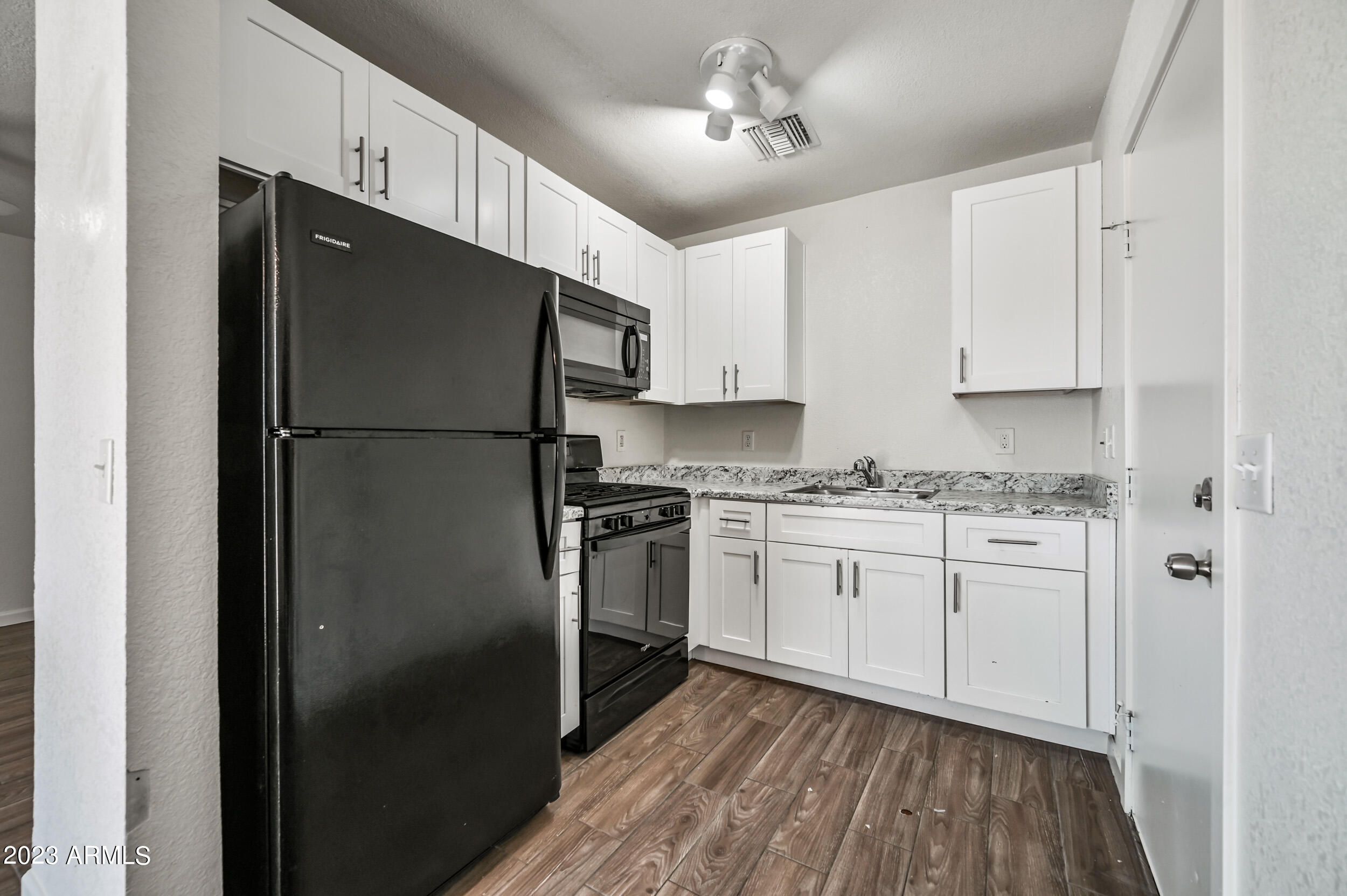 7956 W GLENDALE Avenue 1