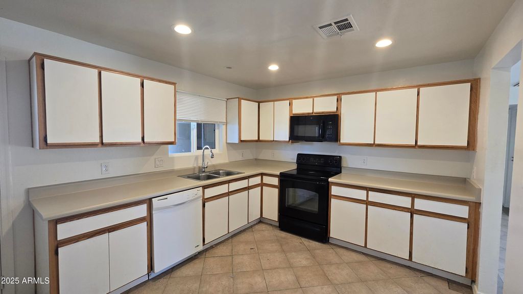 Photo of 3620 W Colter Street, Phoenix, AZ 85019 (MLS # 6935474)