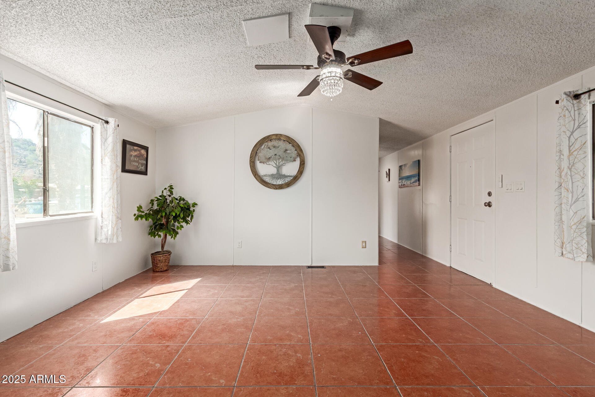 2709 W ROBIN Lane