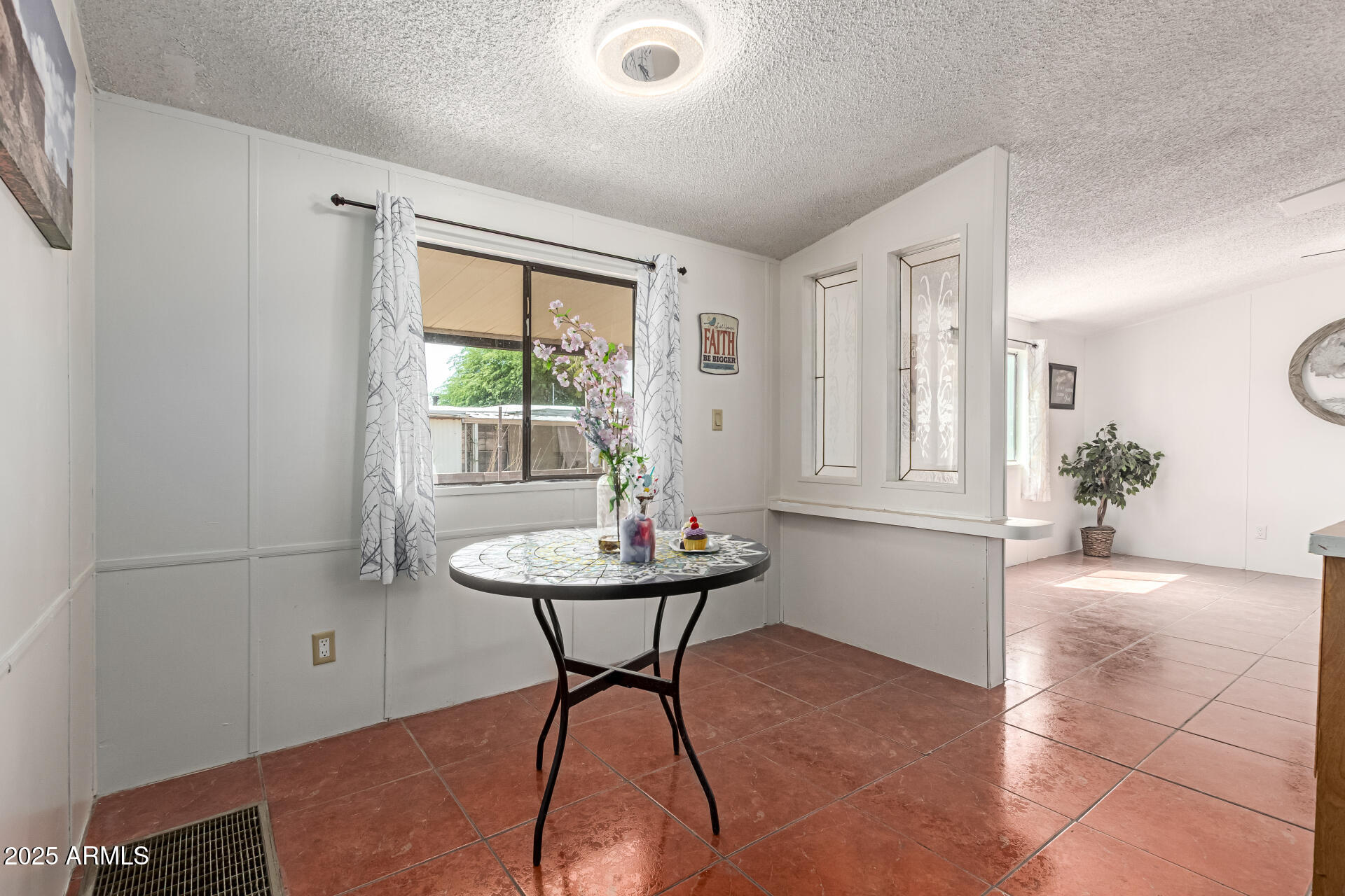 2709 W ROBIN Lane