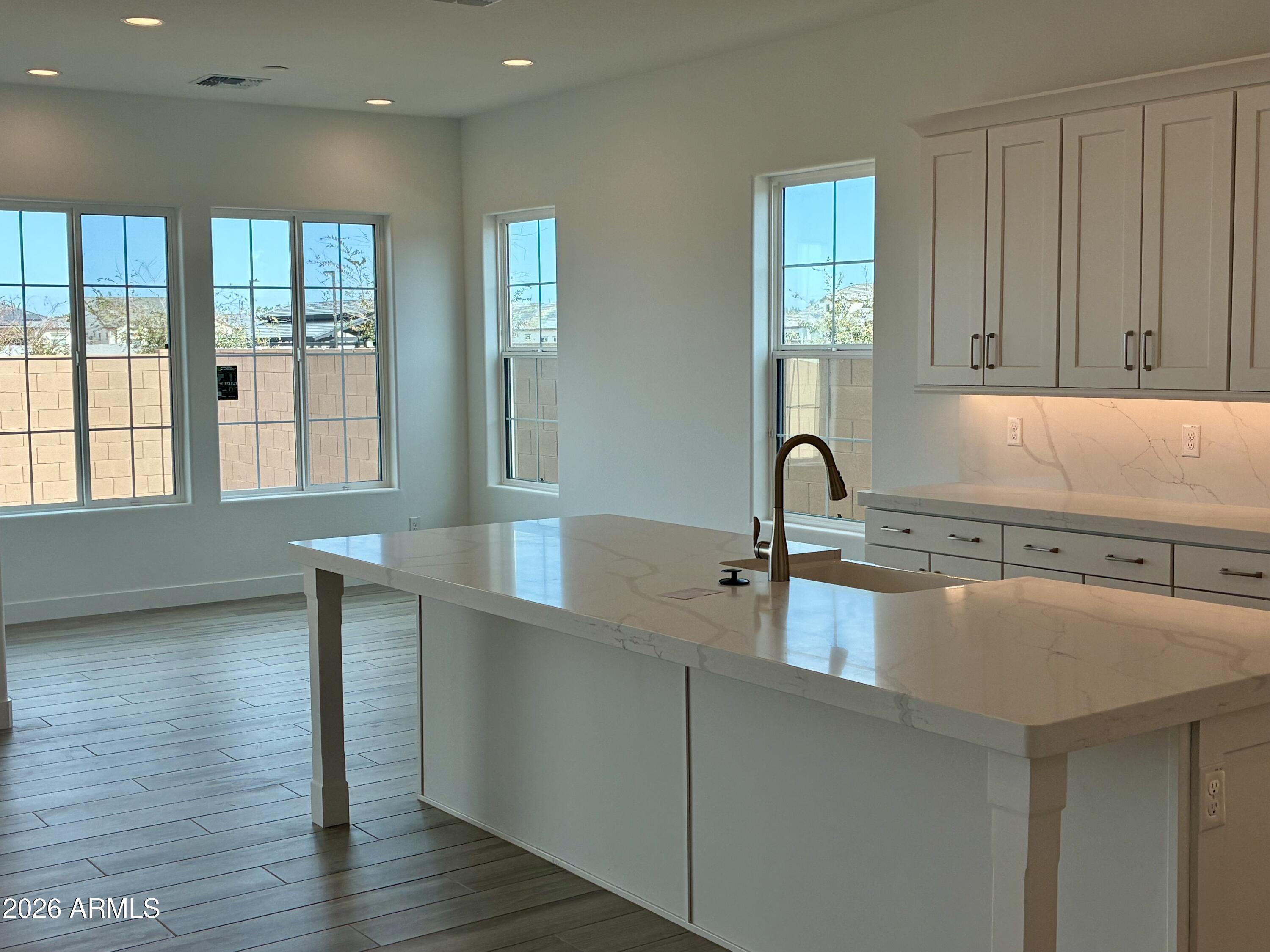 1124 E GLENEAGLE Drive