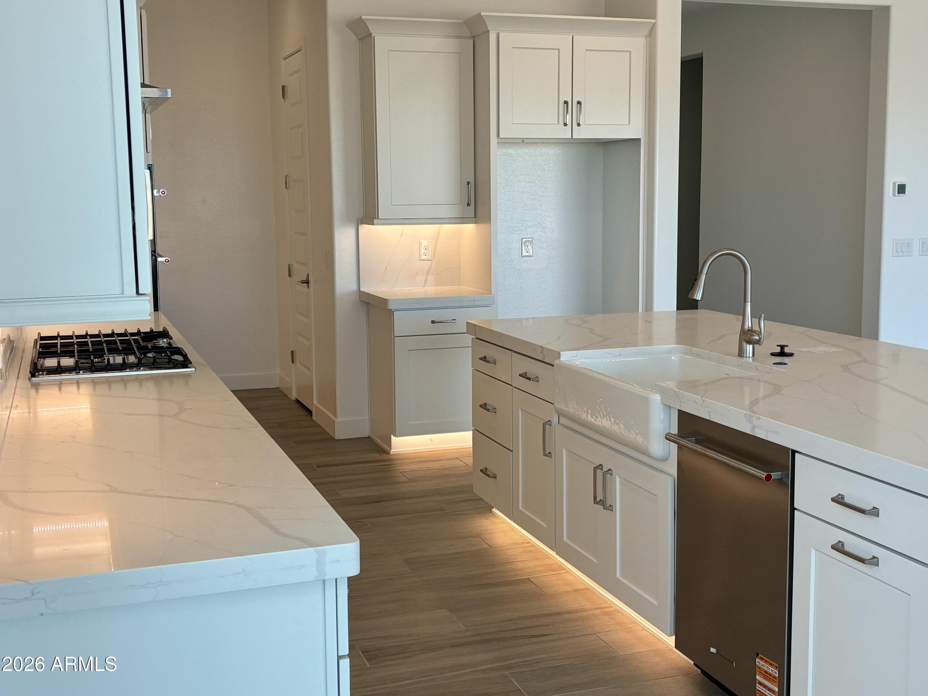 1124 E GLENEAGLE Drive