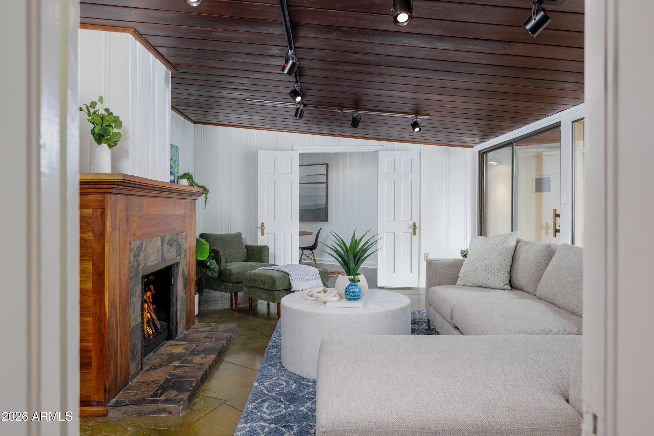 301 W Holly Street