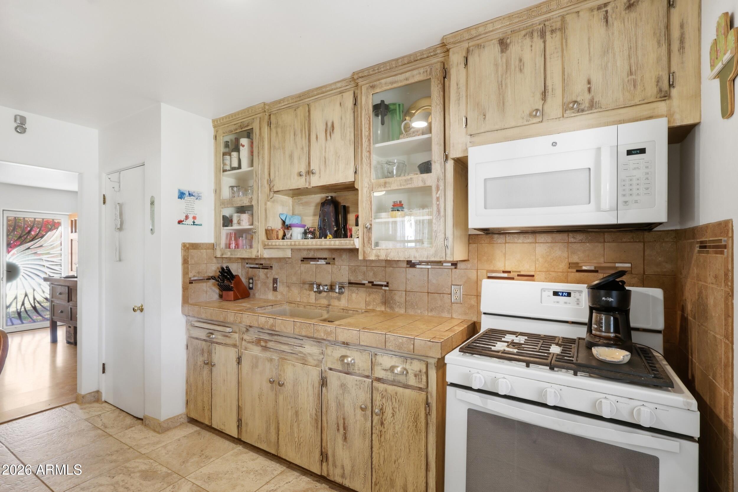 1208 E COLTER Street