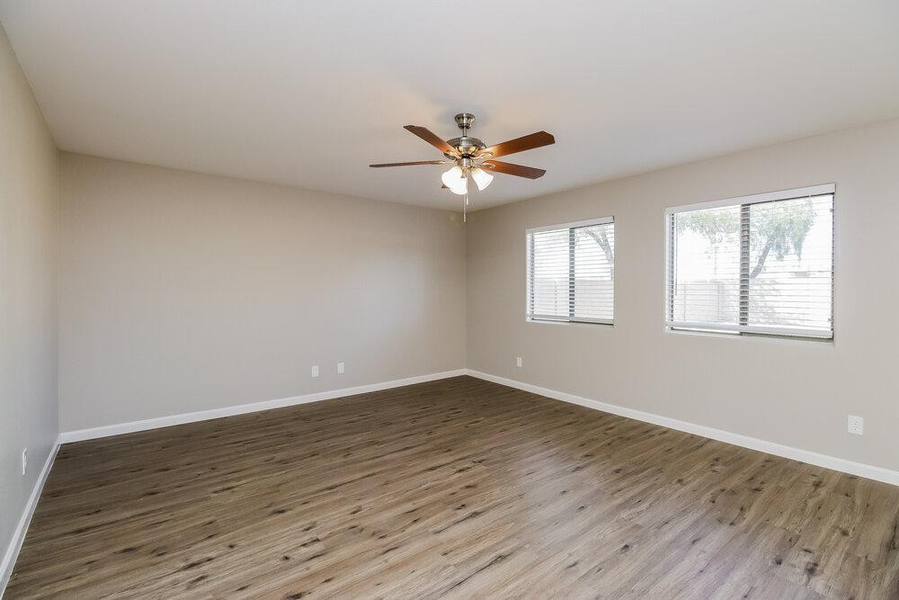 1836 E Silversmith Trail