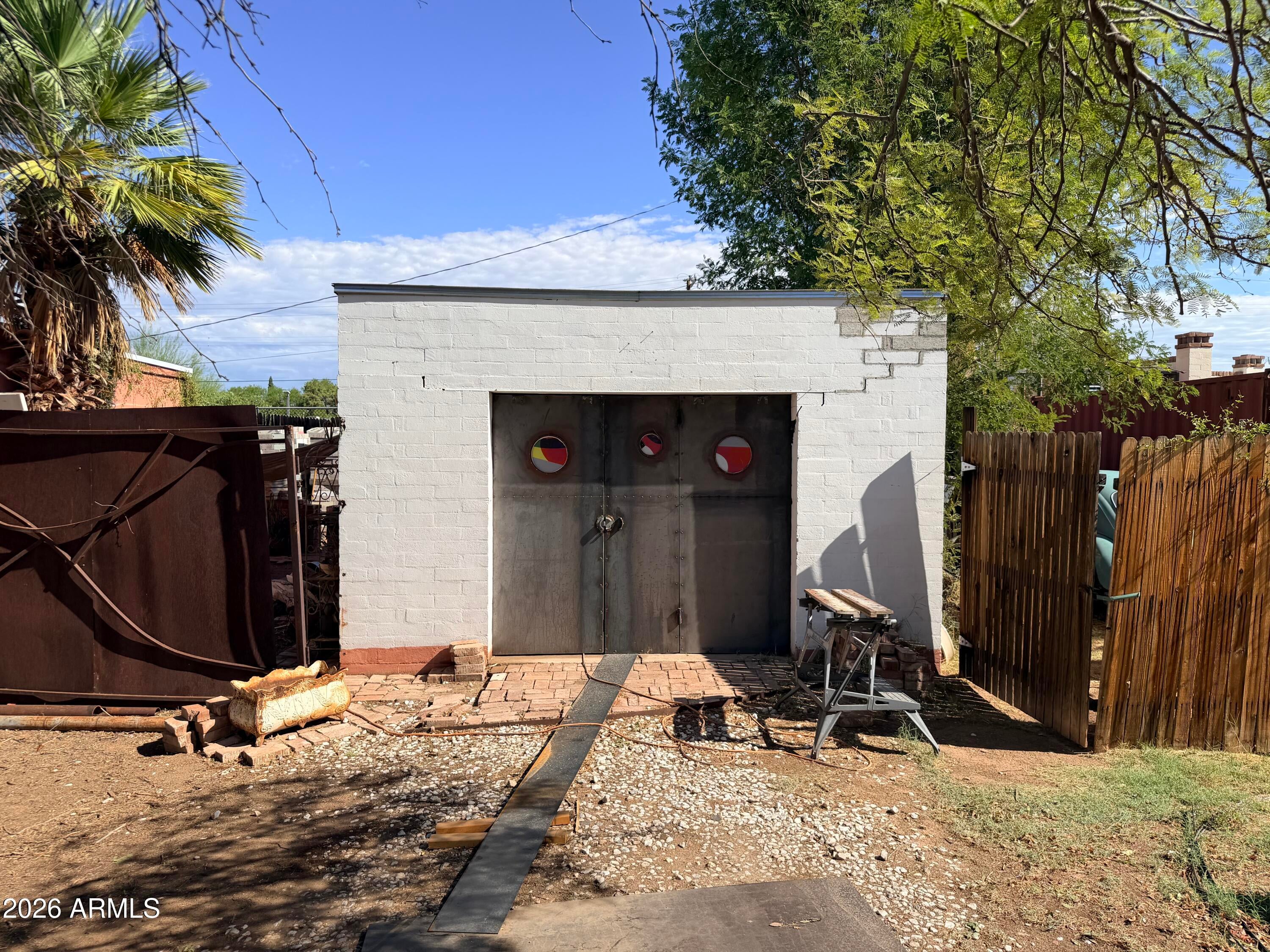 330 W Minnezona Avenue