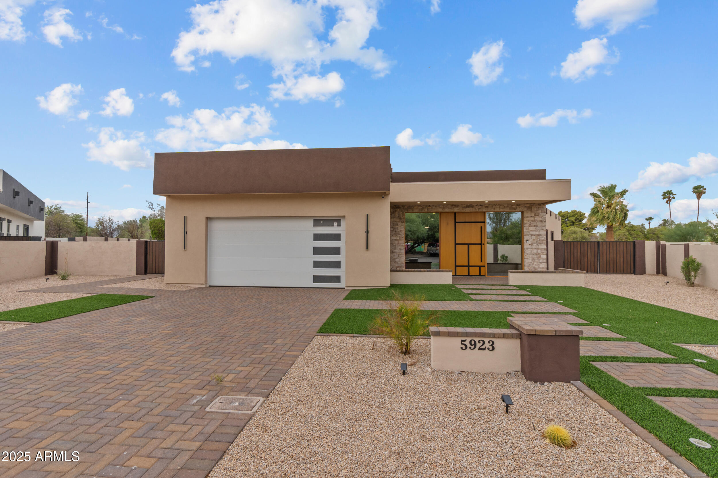 5923 E NORTH Lane