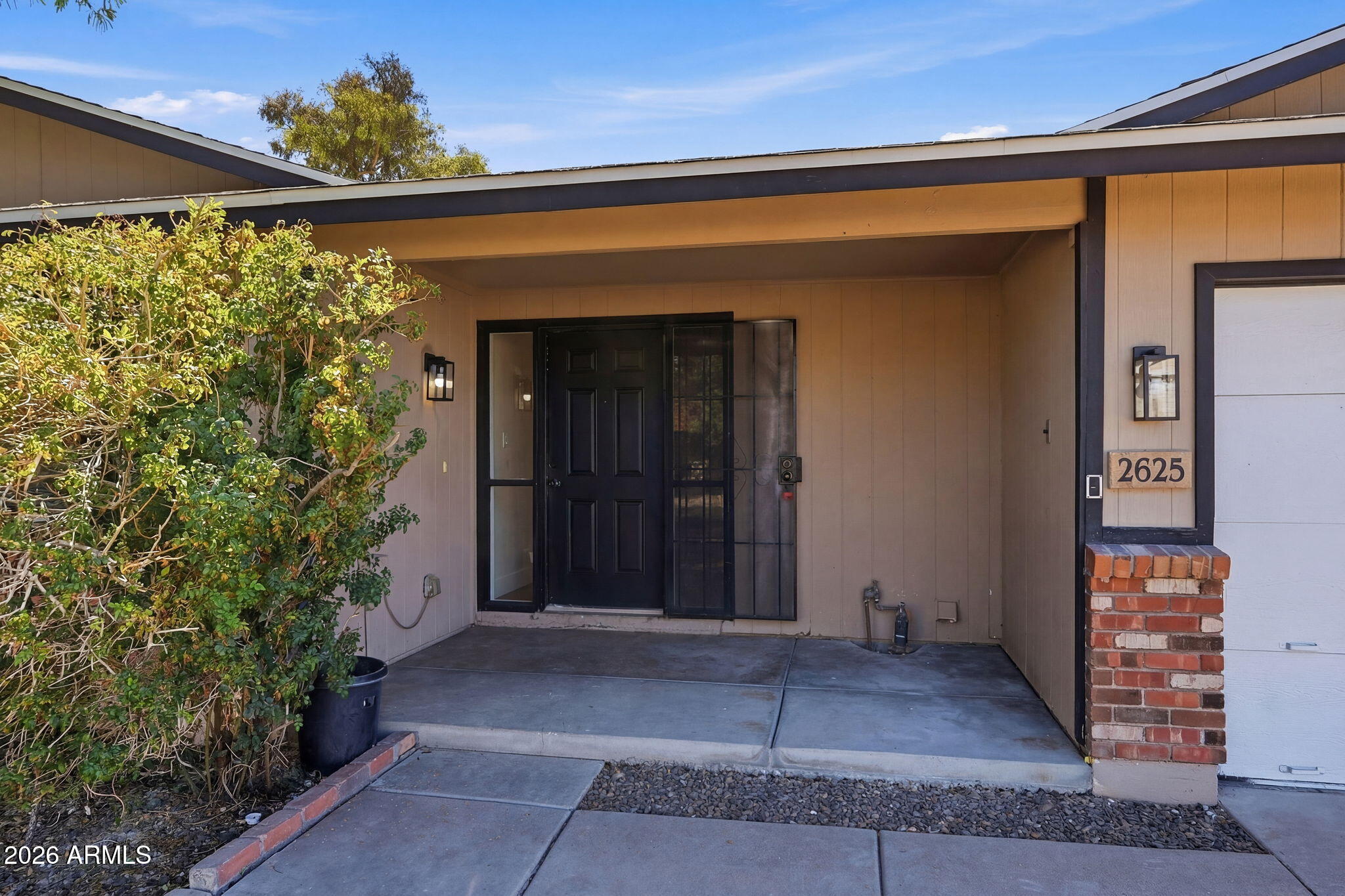 2625 E ISABELLA Avenue