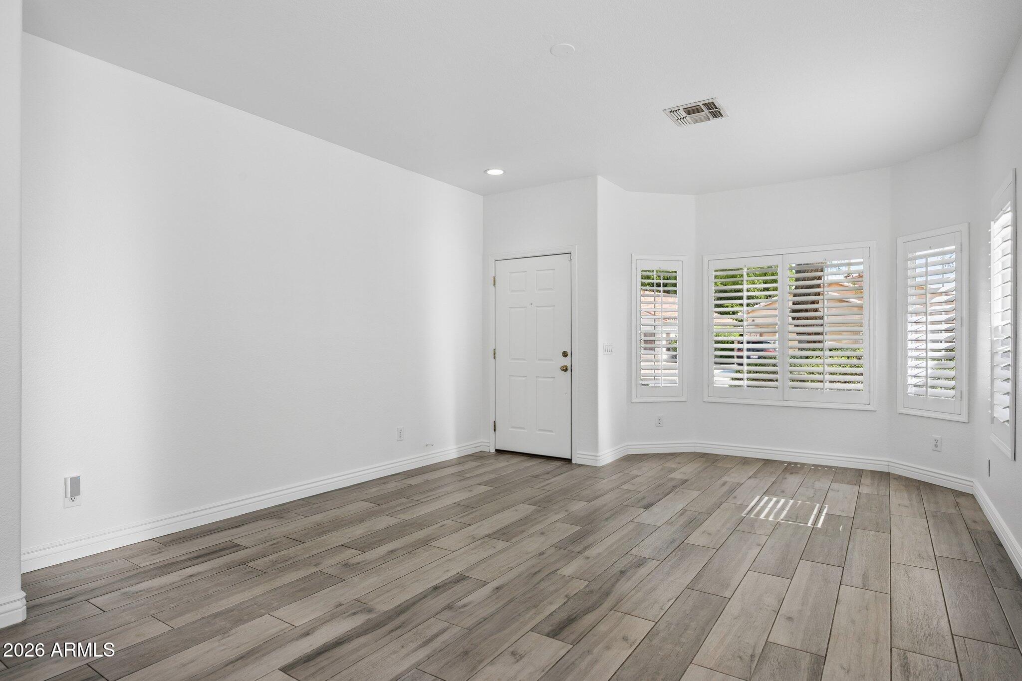 903 W TREMAINE Avenue