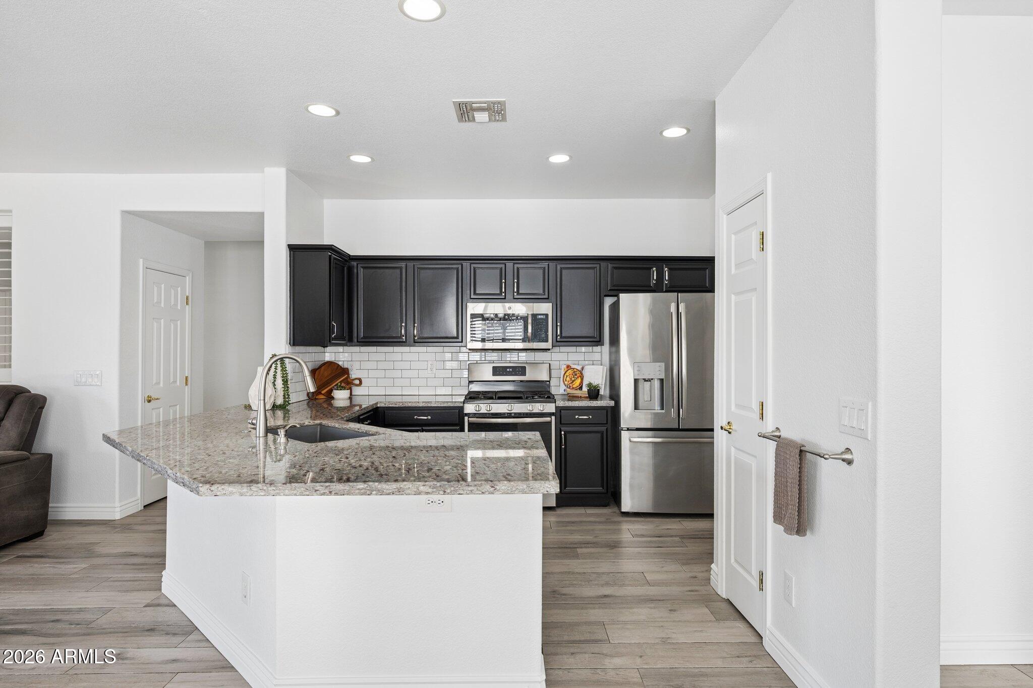 903 W TREMAINE Avenue