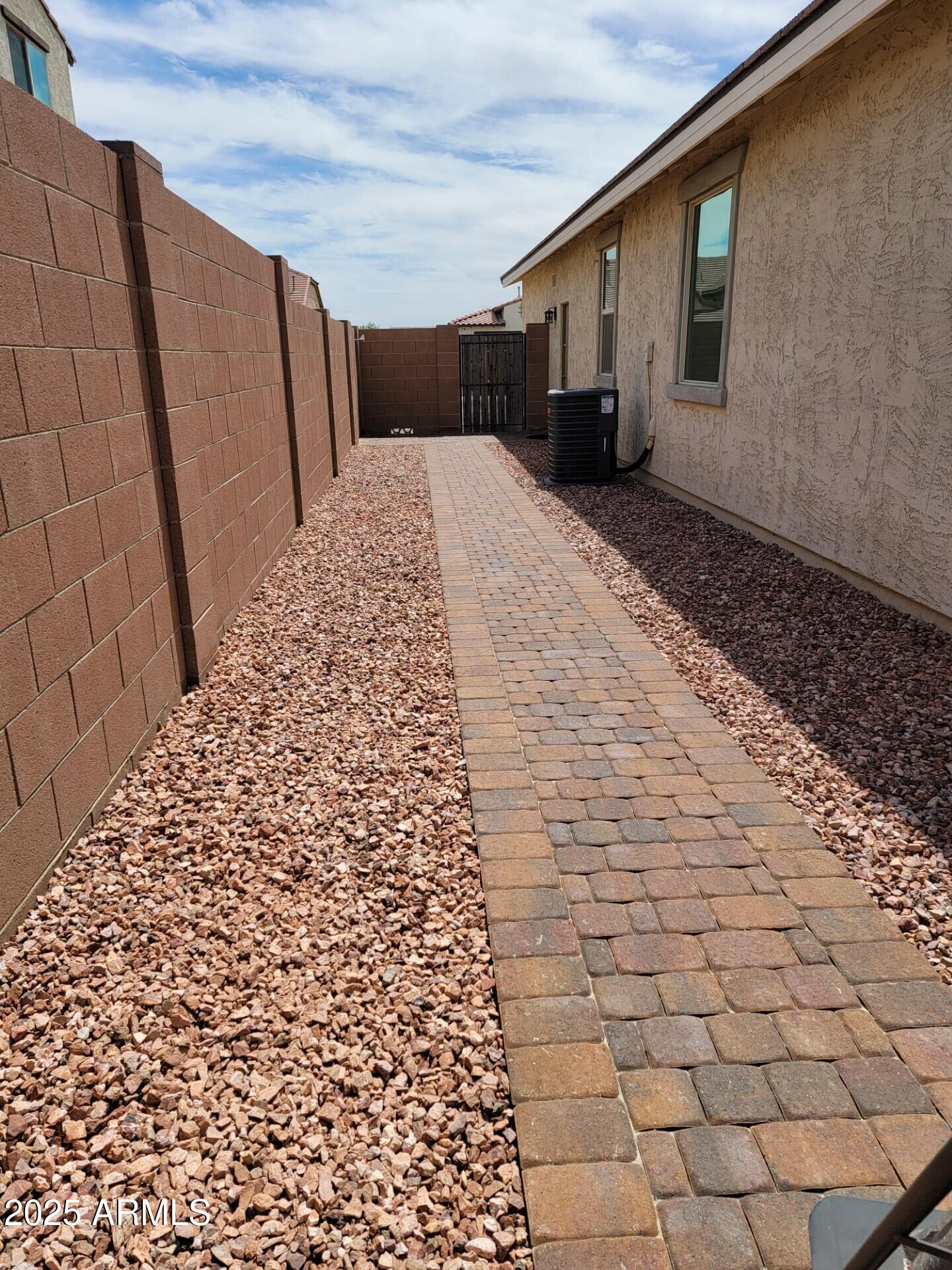 18628 W PIERSON Street