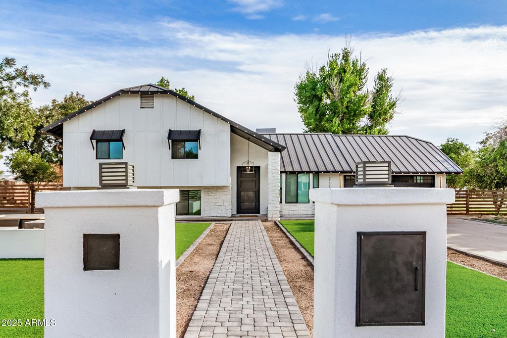 Photo of 2223 E Claxton Street, Gilbert, AZ 85297 (MLS # 6921400)