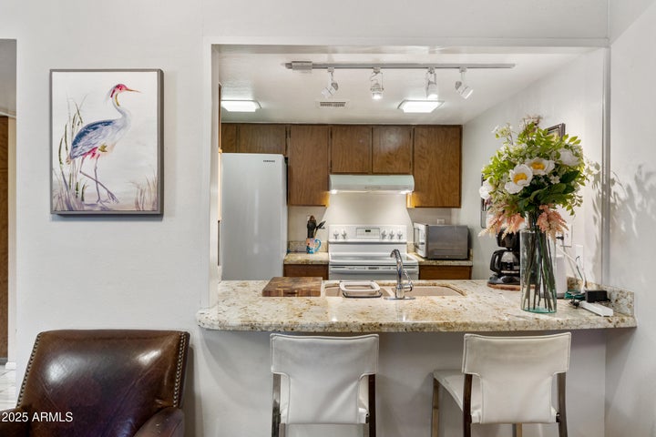 Photo 1 of 52 — 3033 E DEVONSHIRE Avenue 3003, Phoenix, AZ 85016