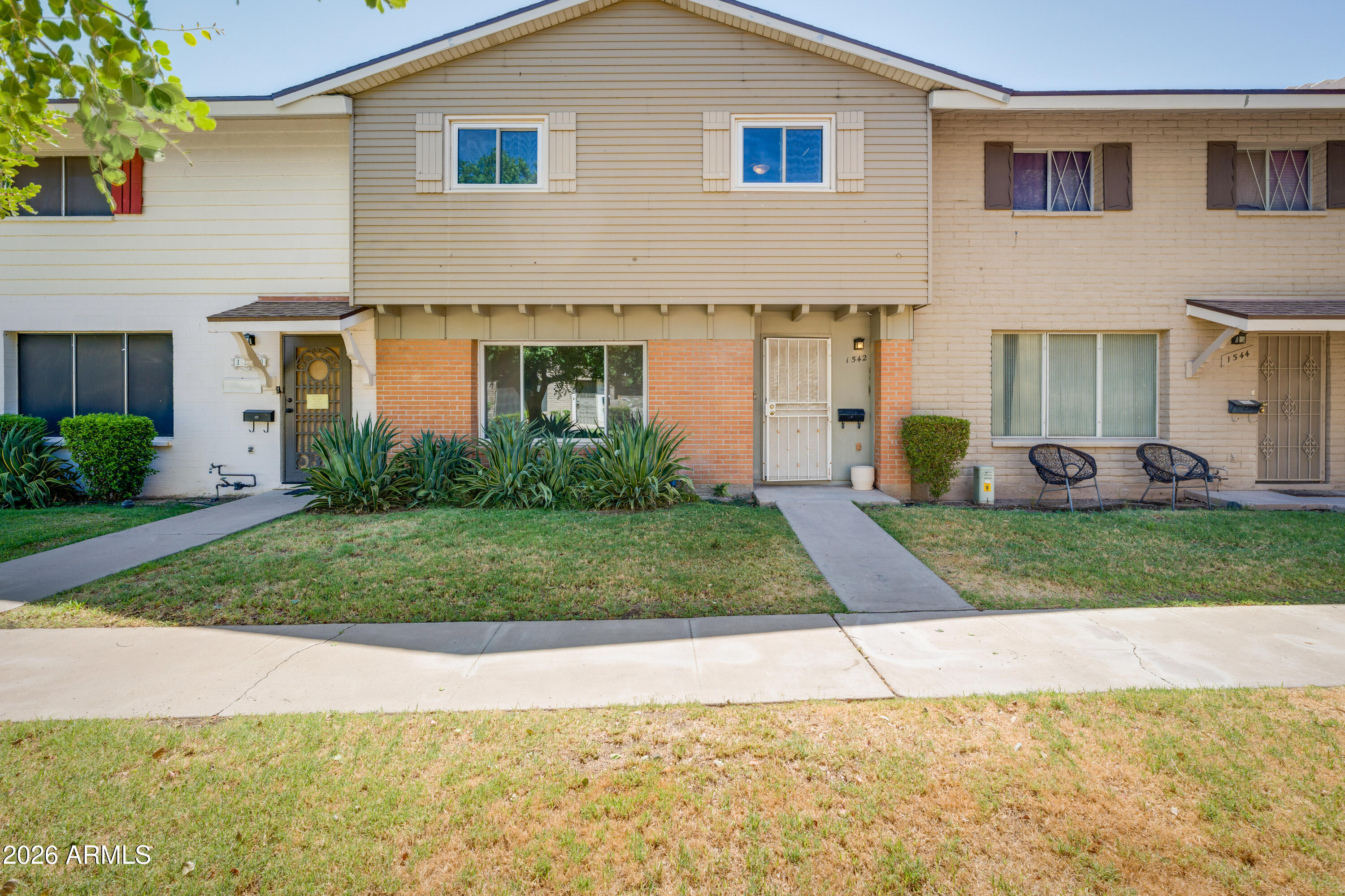 1542 W CAMPBELL Avenue