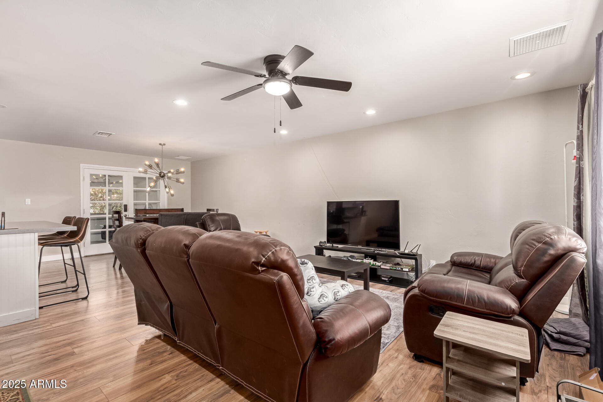 1122 W 17TH Place