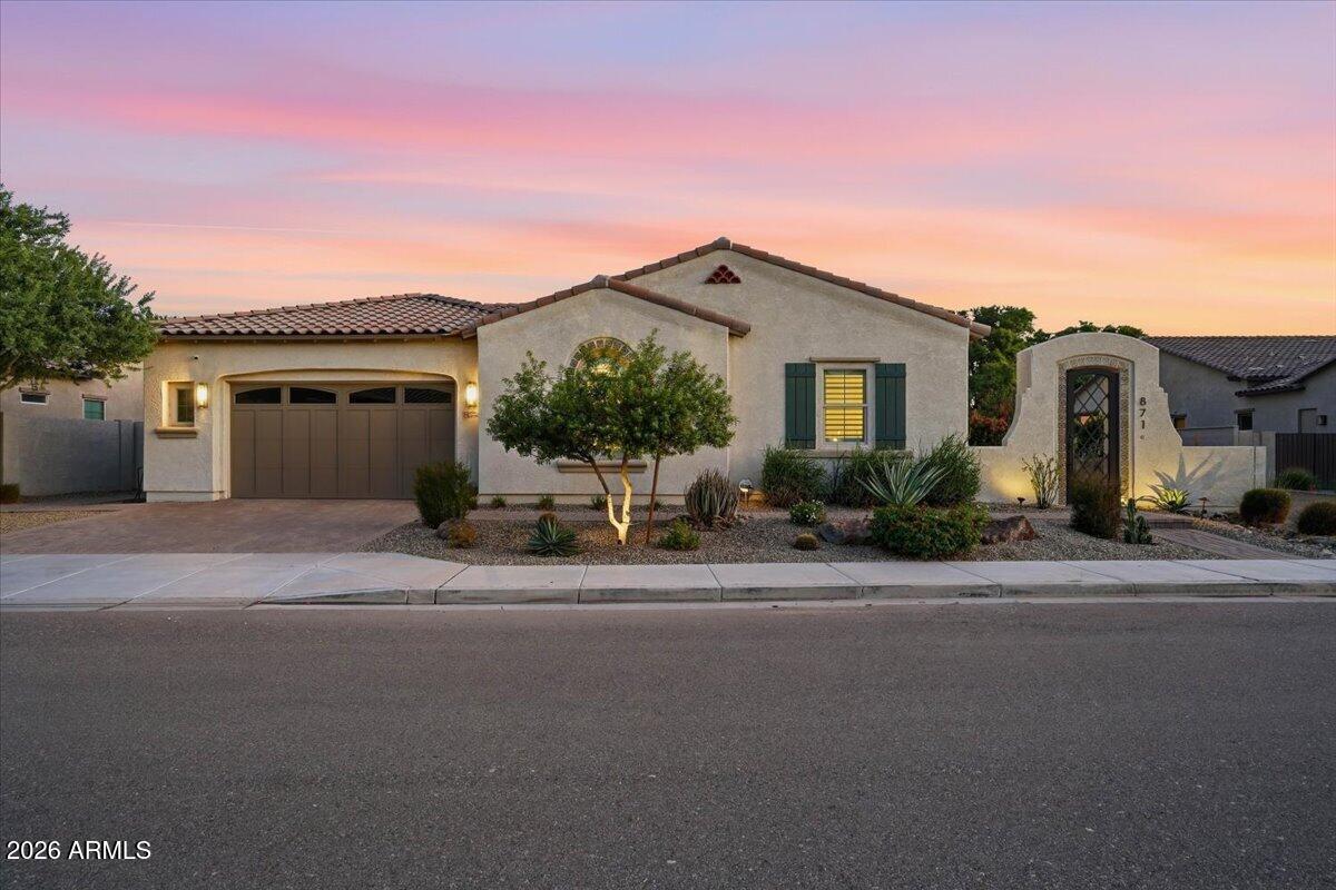 871 E PEACH TREE Place
