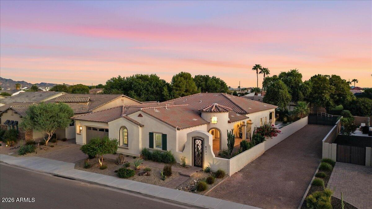 871 E PEACH TREE Place