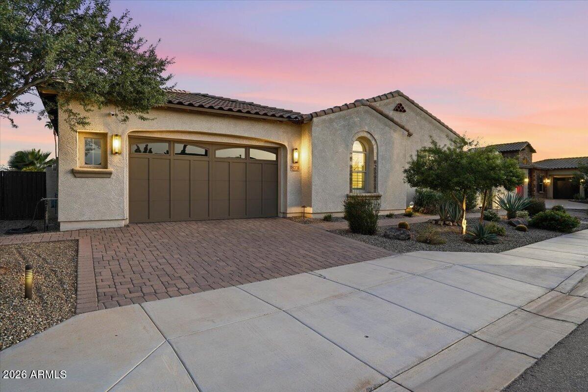 871 E PEACH TREE Place