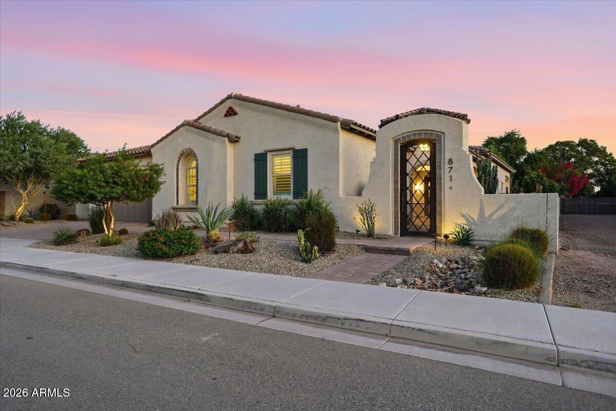 871 E PEACH TREE Place