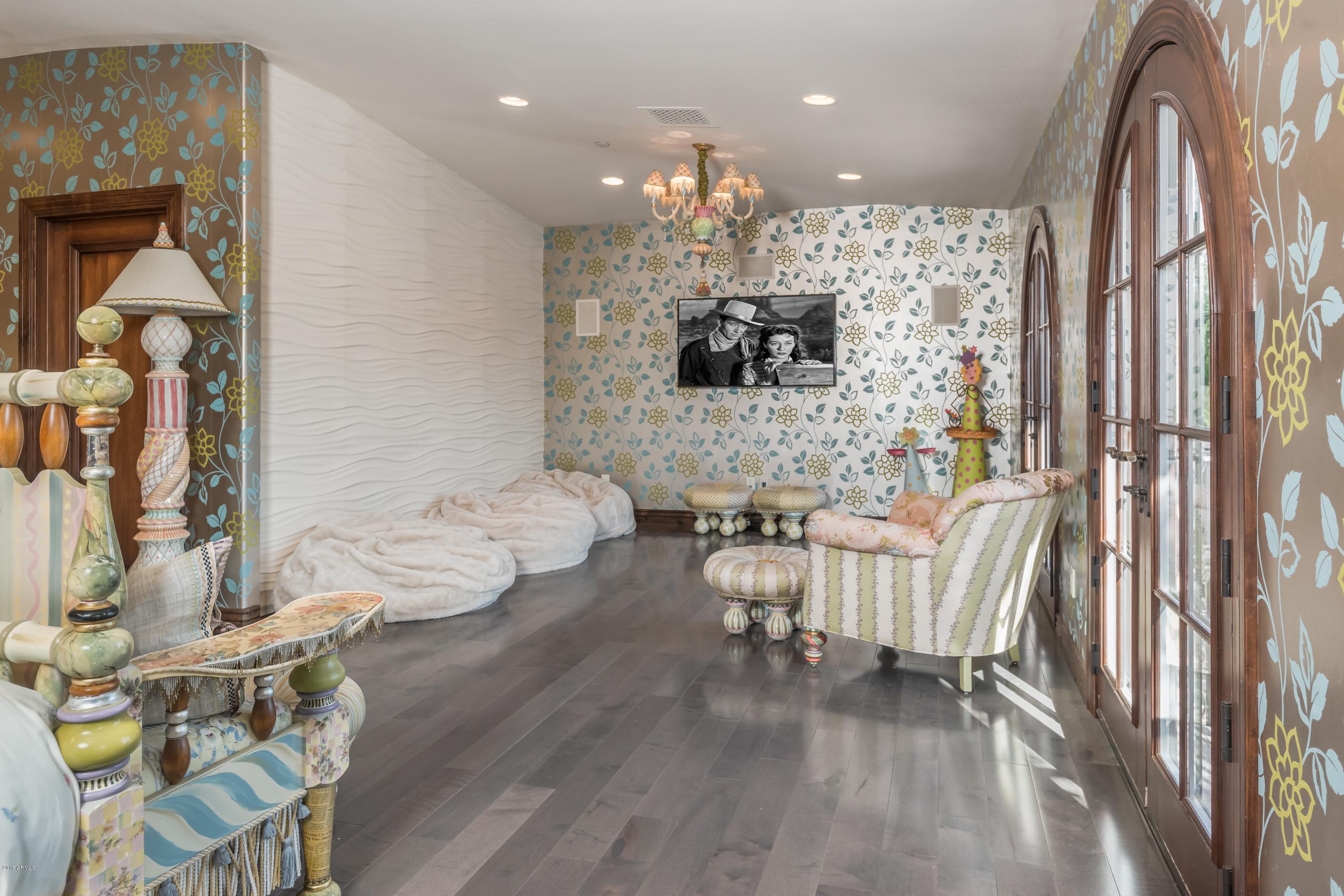 EQUESTRIAN MANOR - Residential