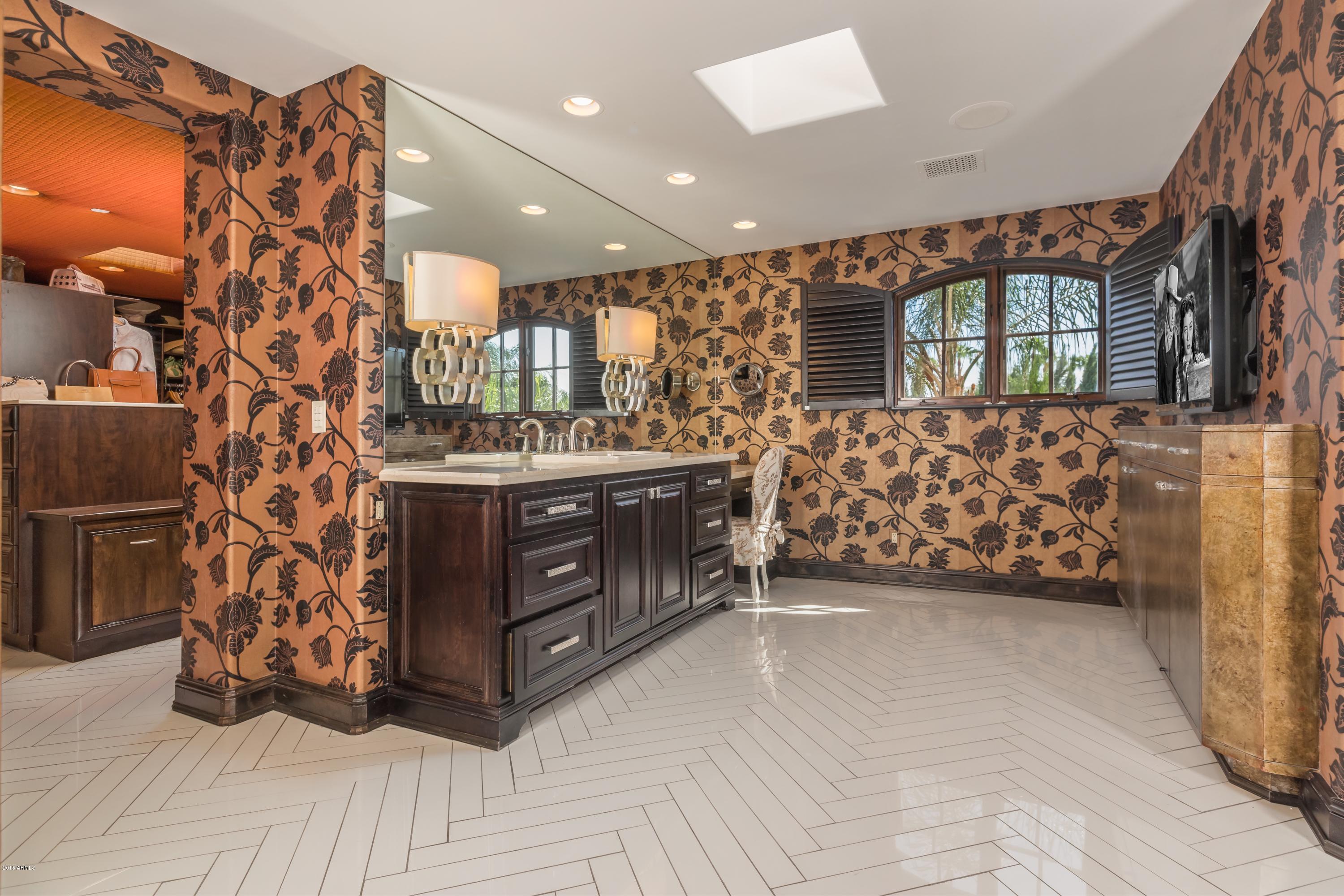 EQUESTRIAN MANOR - Residential