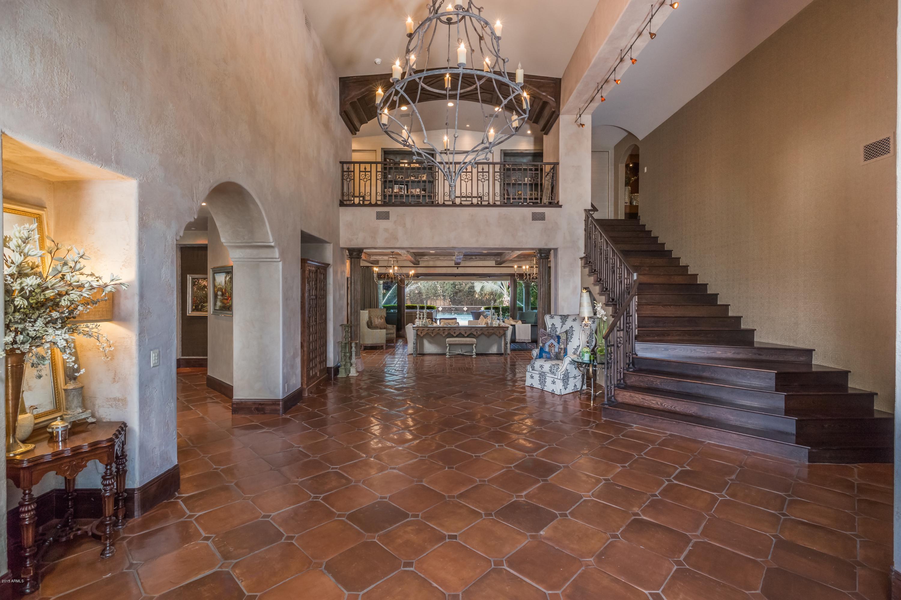 EQUESTRIAN MANOR - Residential