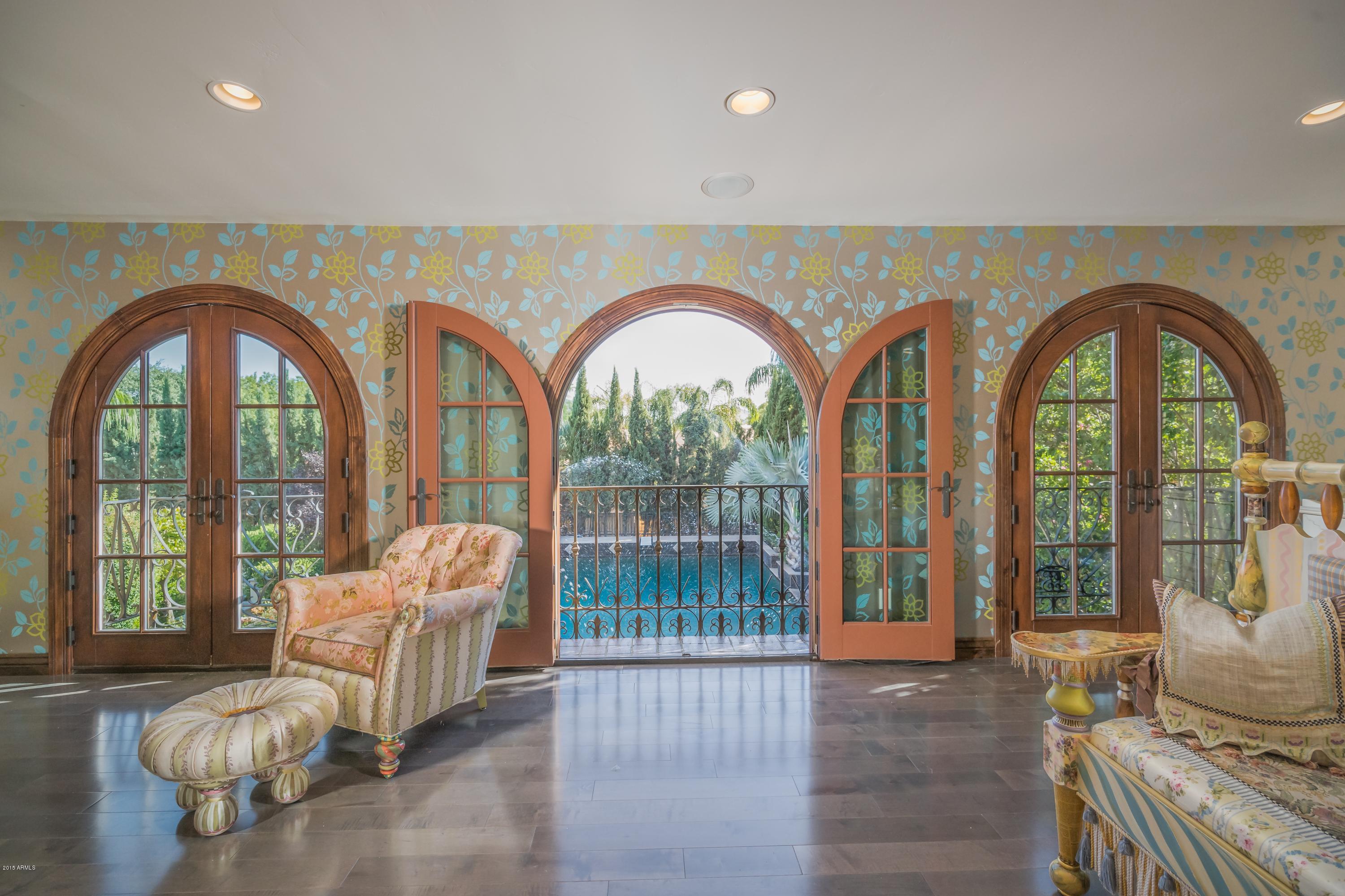 EQUESTRIAN MANOR - Residential