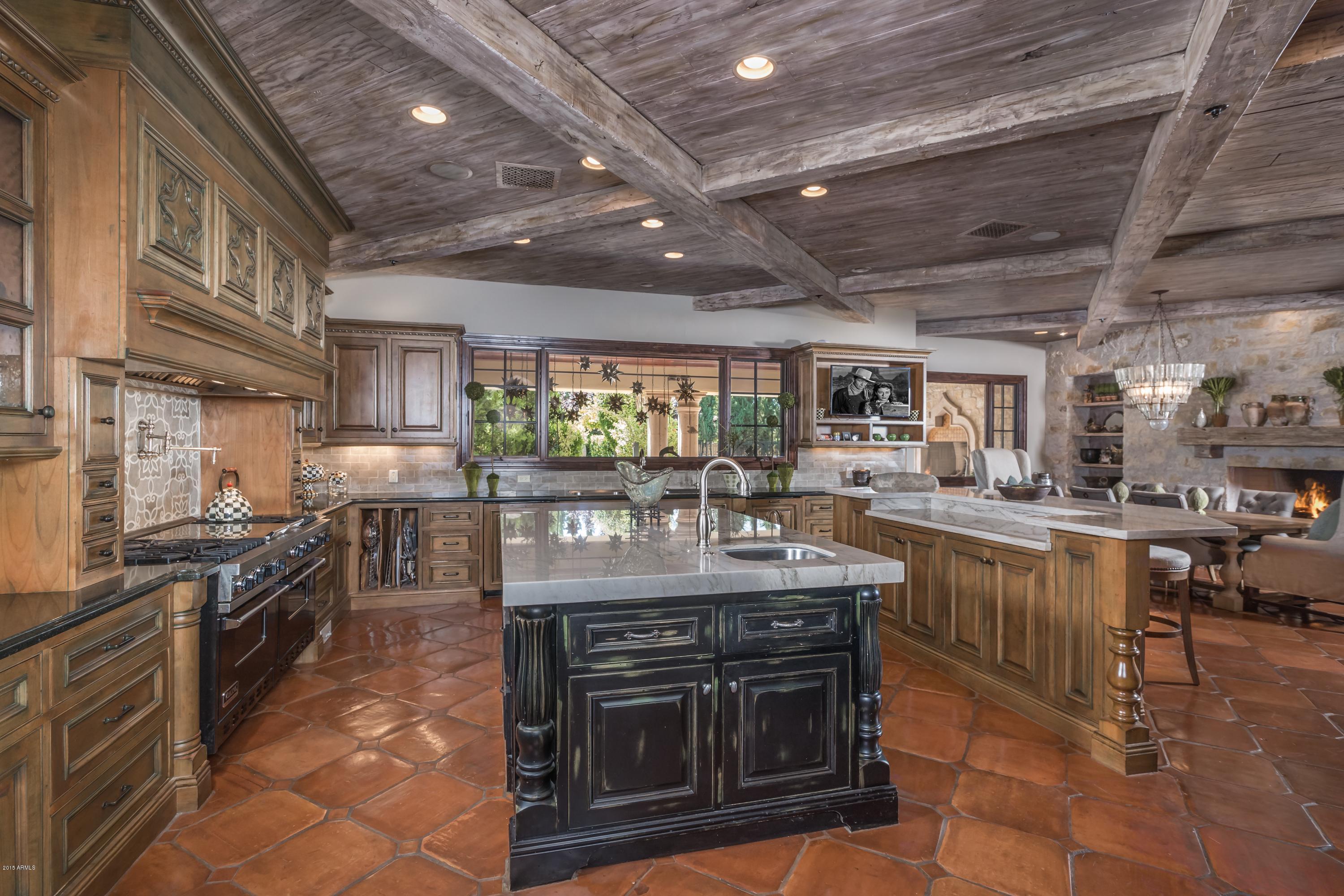 EQUESTRIAN MANOR - Residential