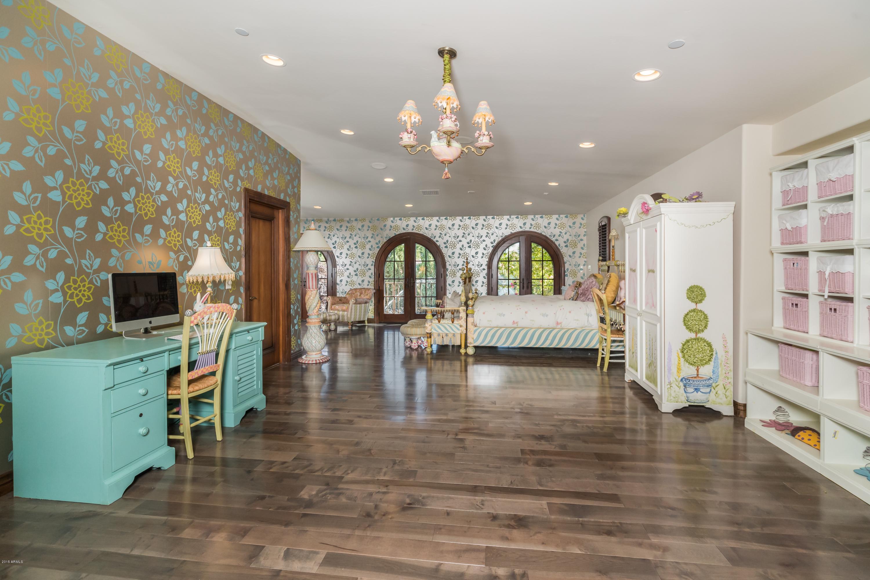 EQUESTRIAN MANOR - Residential