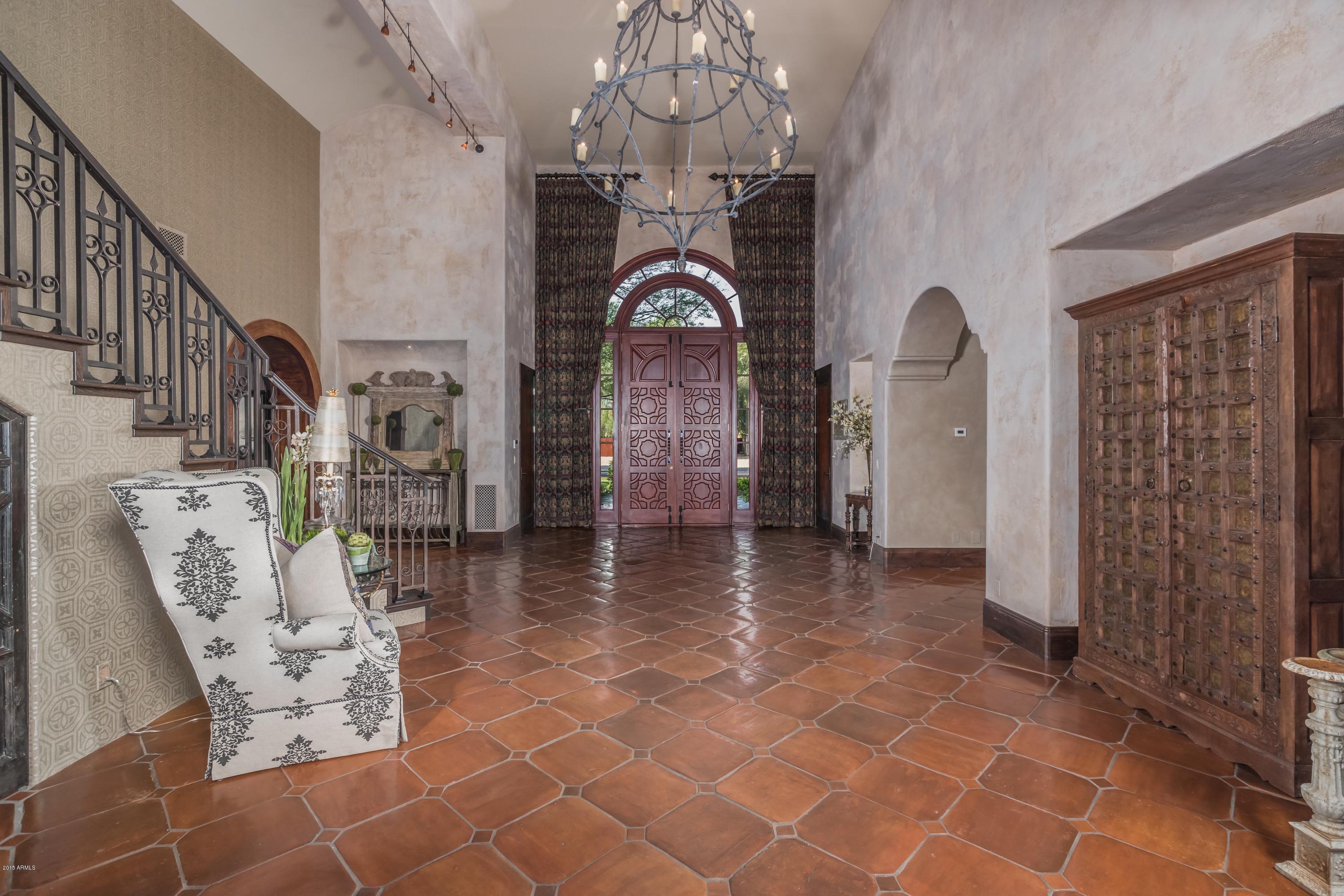 EQUESTRIAN MANOR - Residential