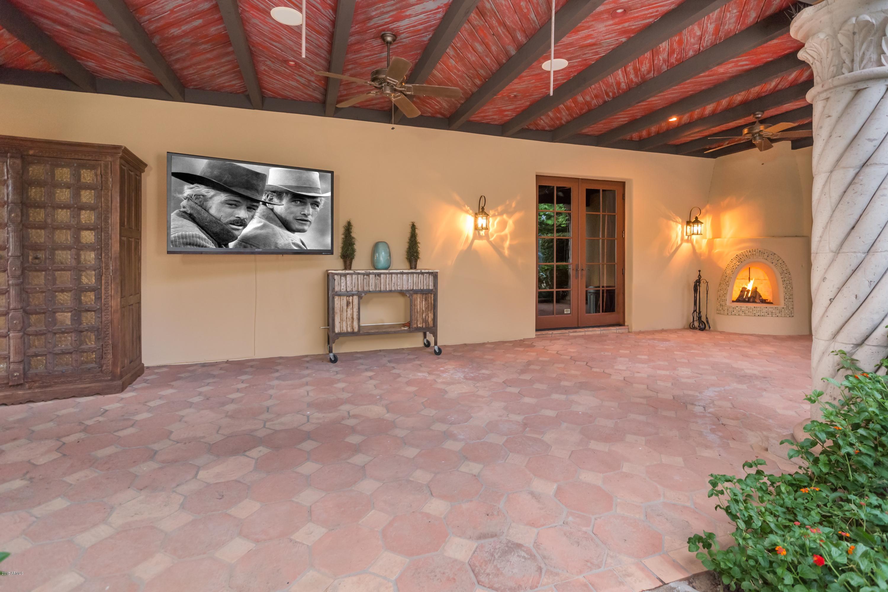 EQUESTRIAN MANOR - Residential