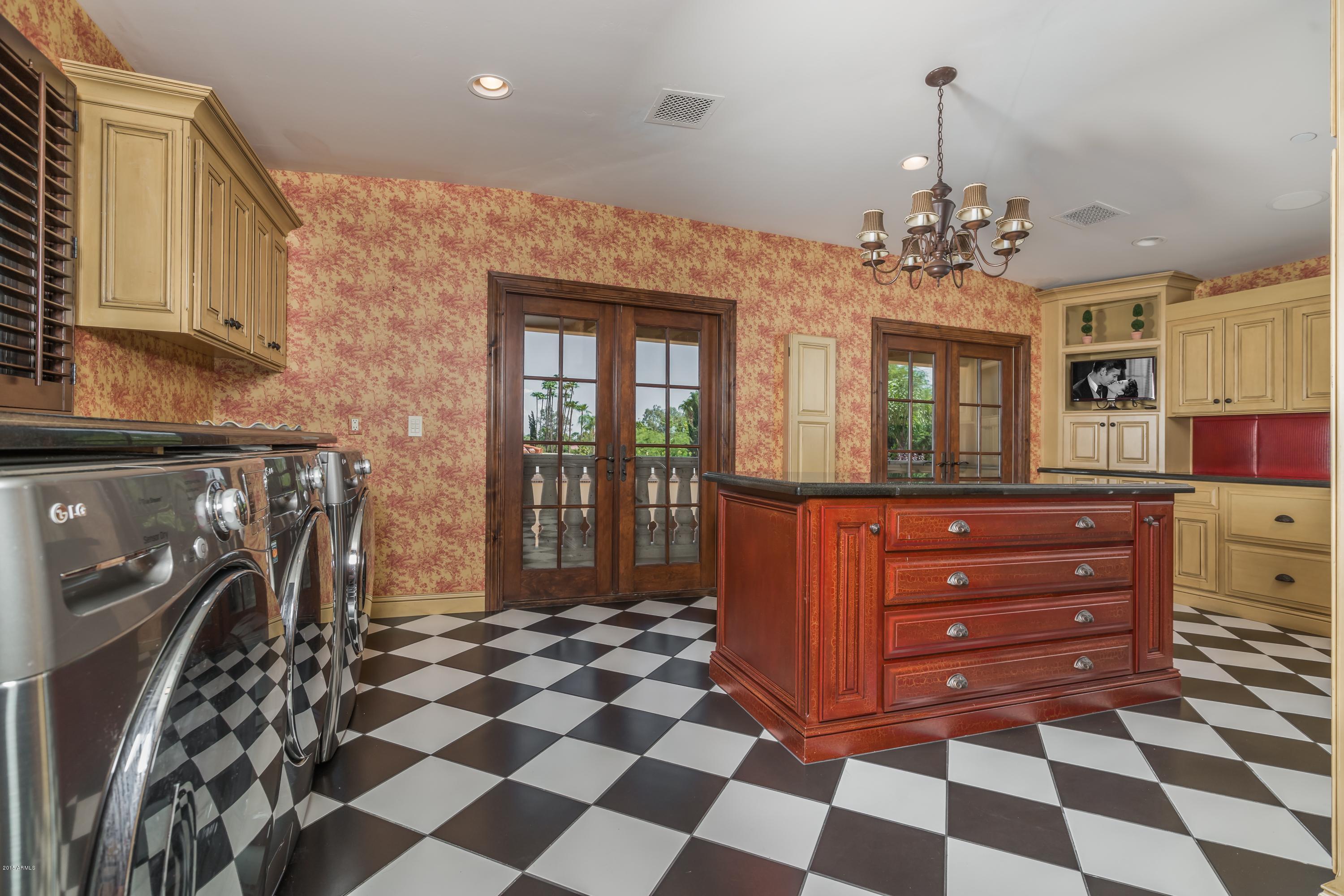 EQUESTRIAN MANOR - Residential