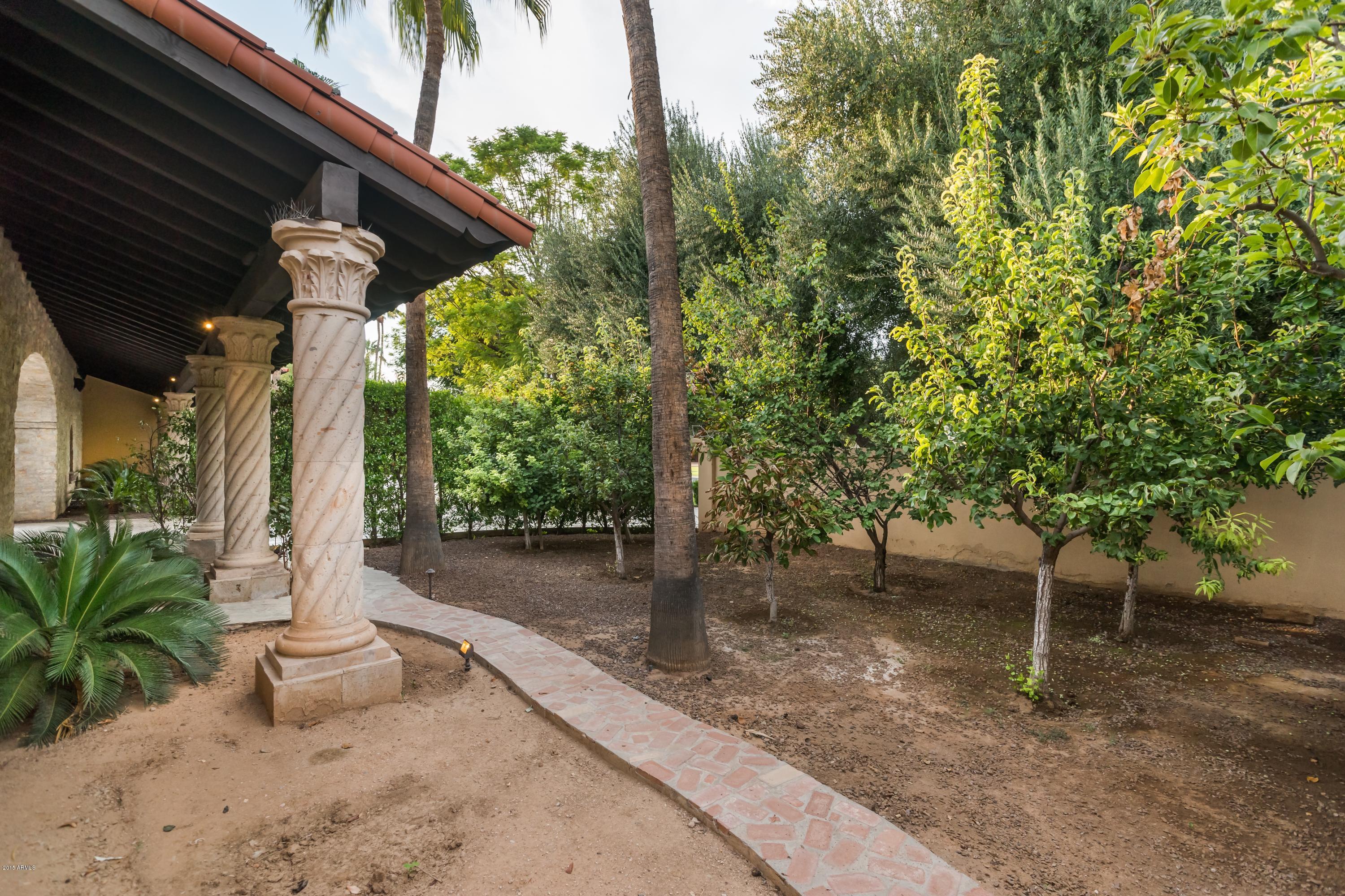 EQUESTRIAN MANOR - Residential