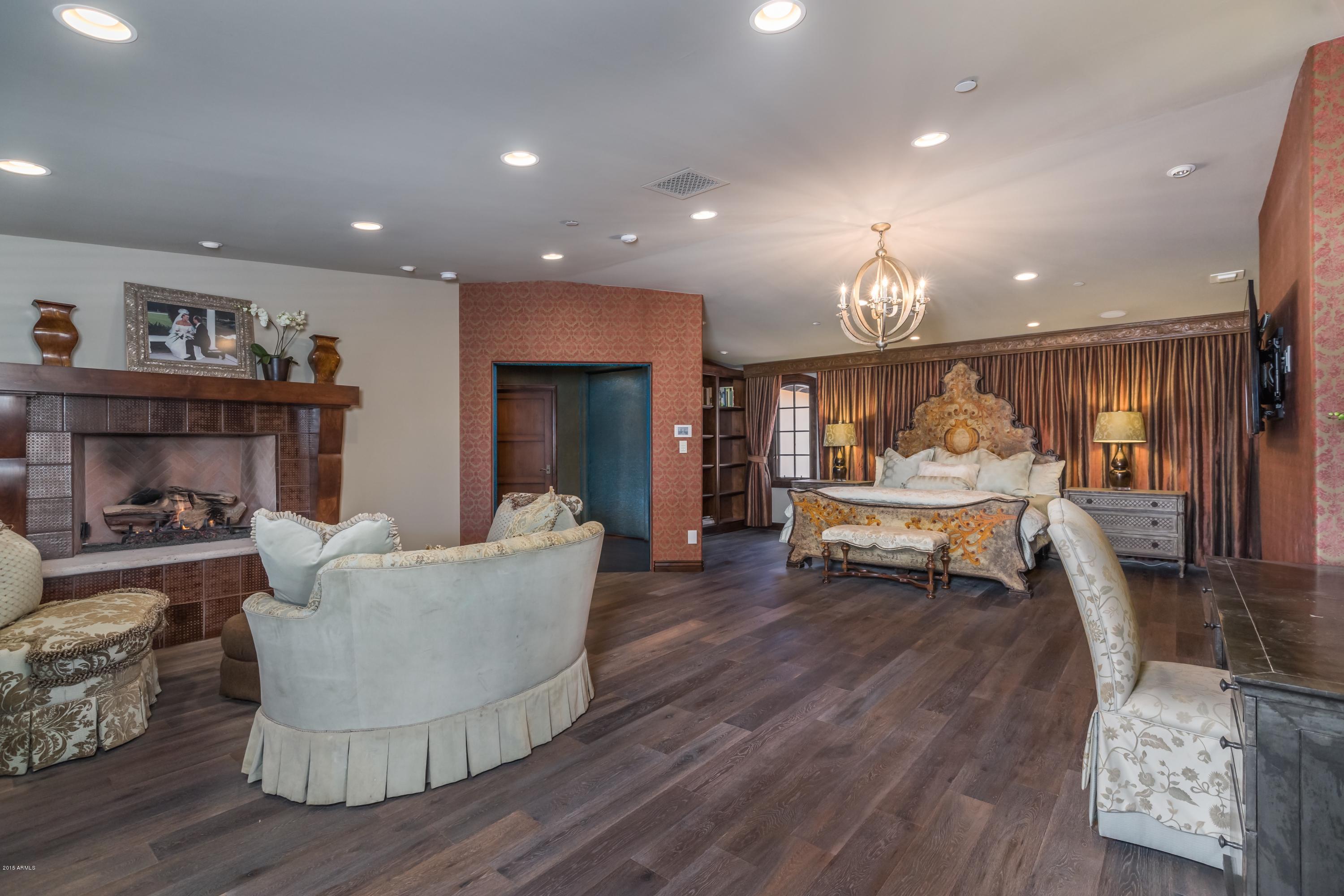 EQUESTRIAN MANOR - Residential