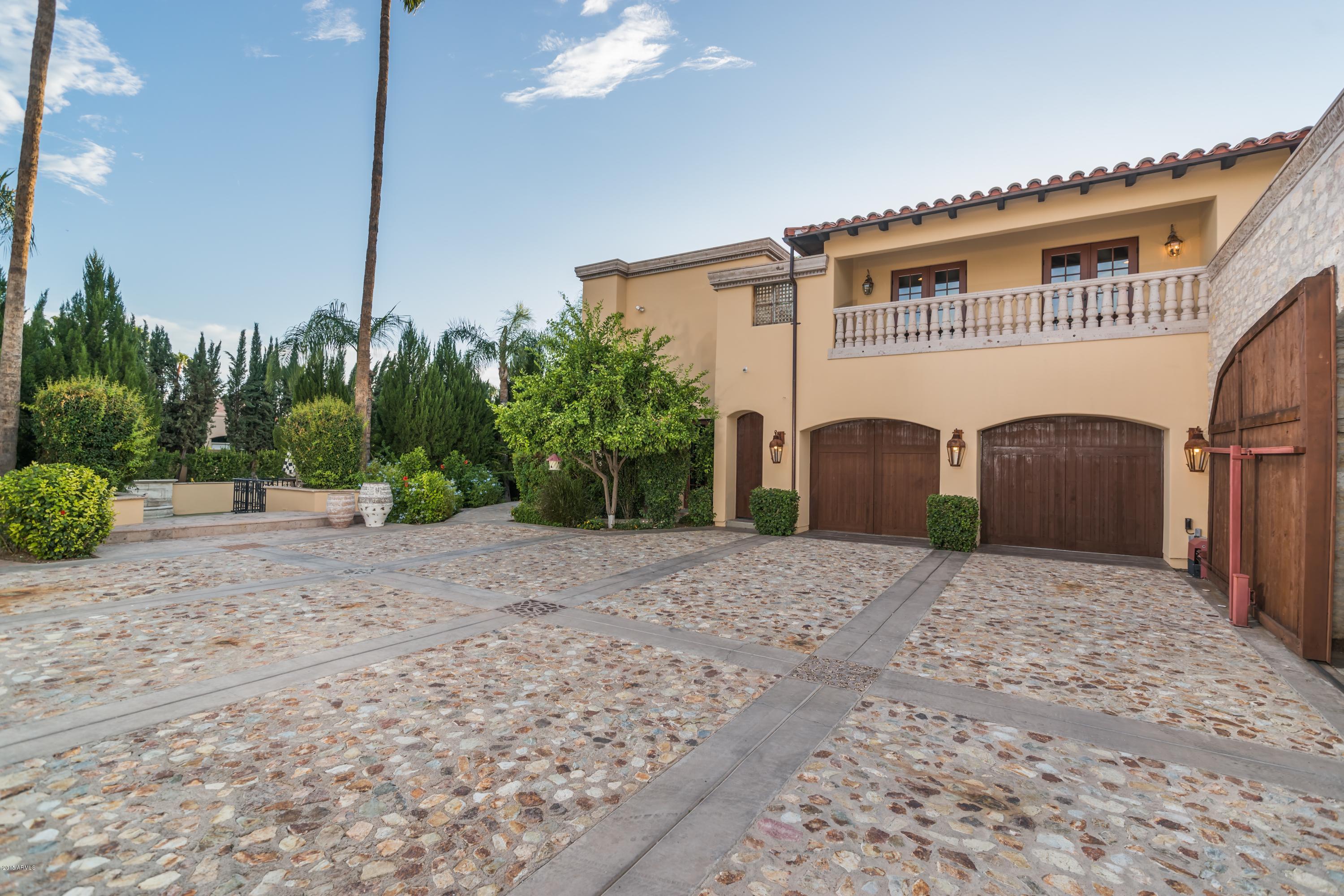 EQUESTRIAN MANOR - Residential