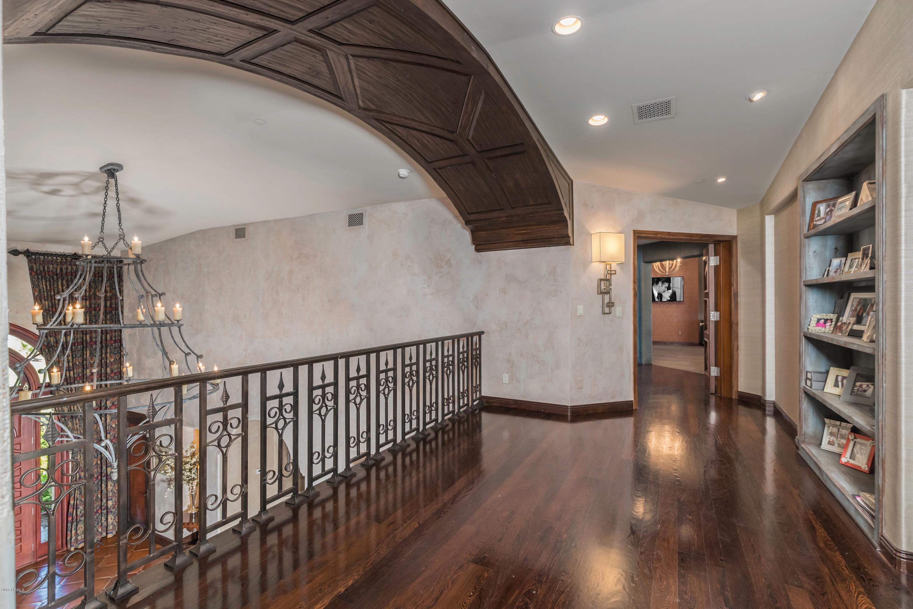 EQUESTRIAN MANOR - Residential
