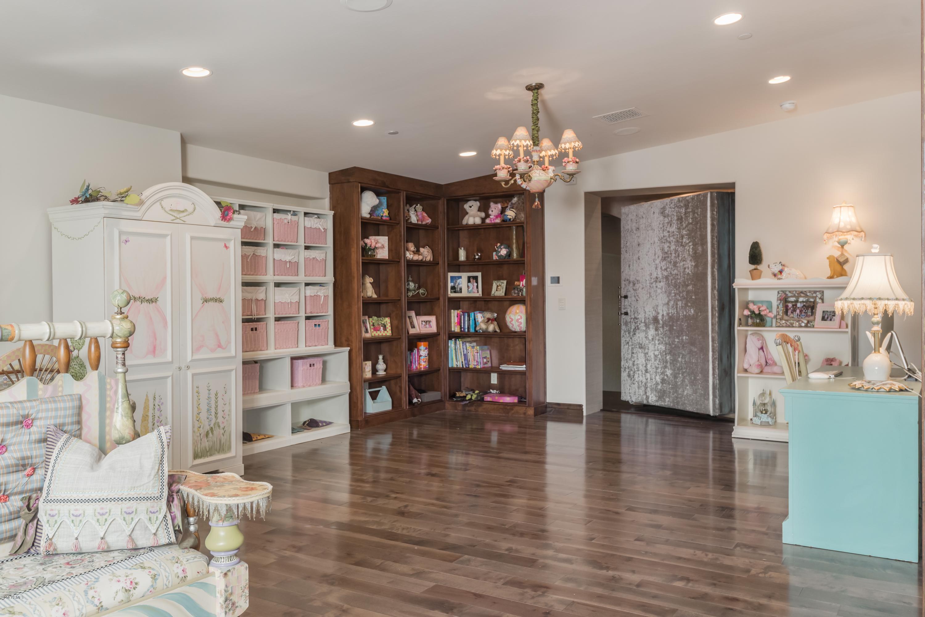 EQUESTRIAN MANOR - Residential