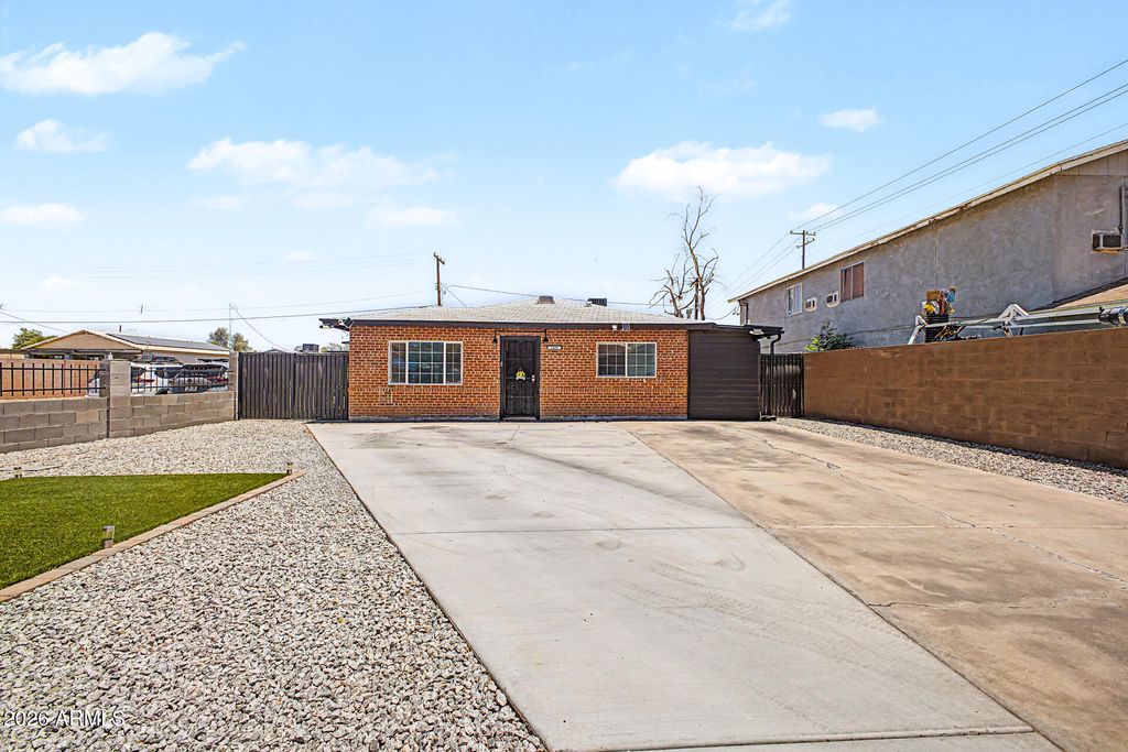 Photo of 1449 S 11th Avenue, Phoenix, AZ 85007 (MLS # 7054242)