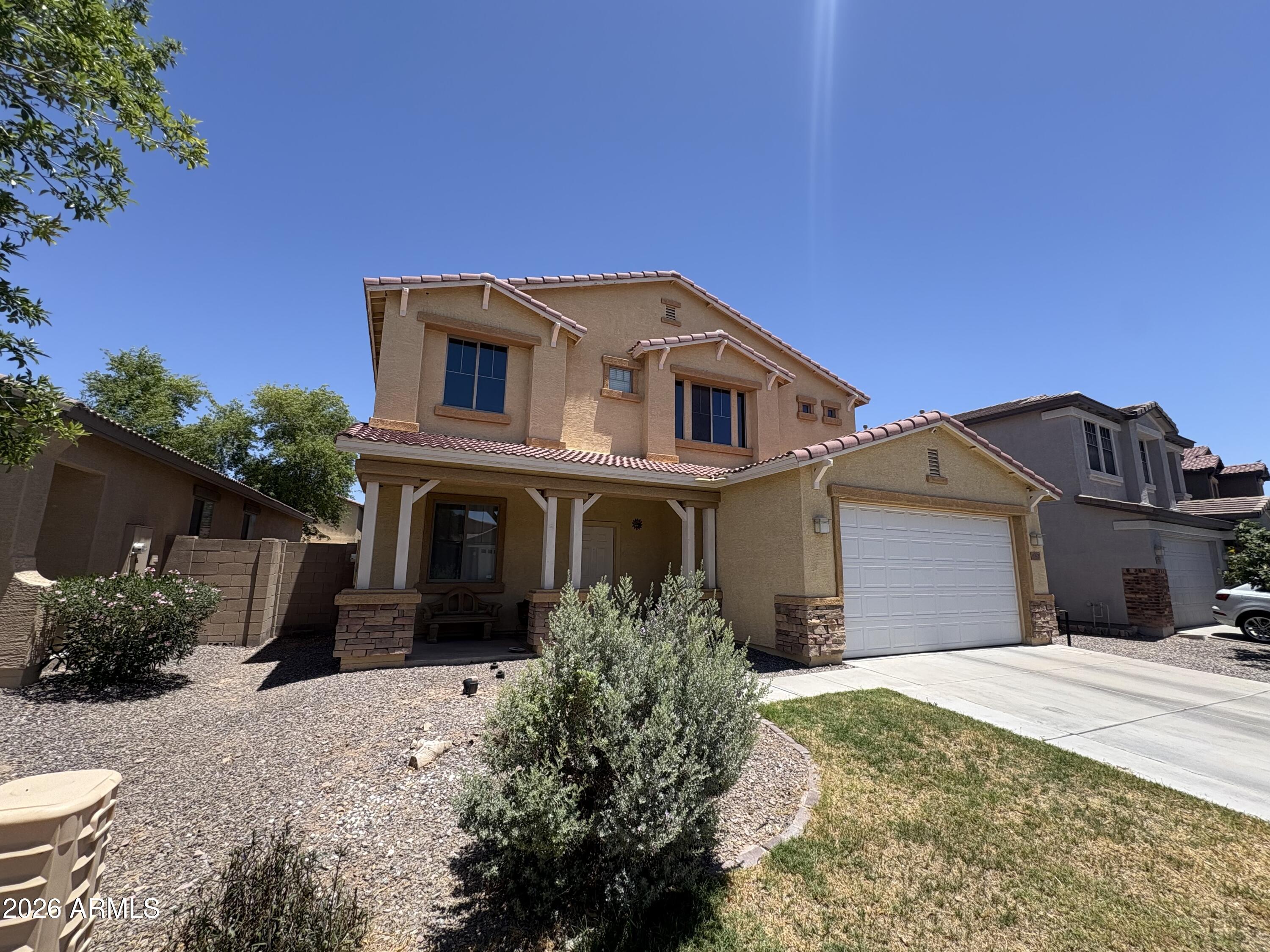 962 E SADDLEBACK Place