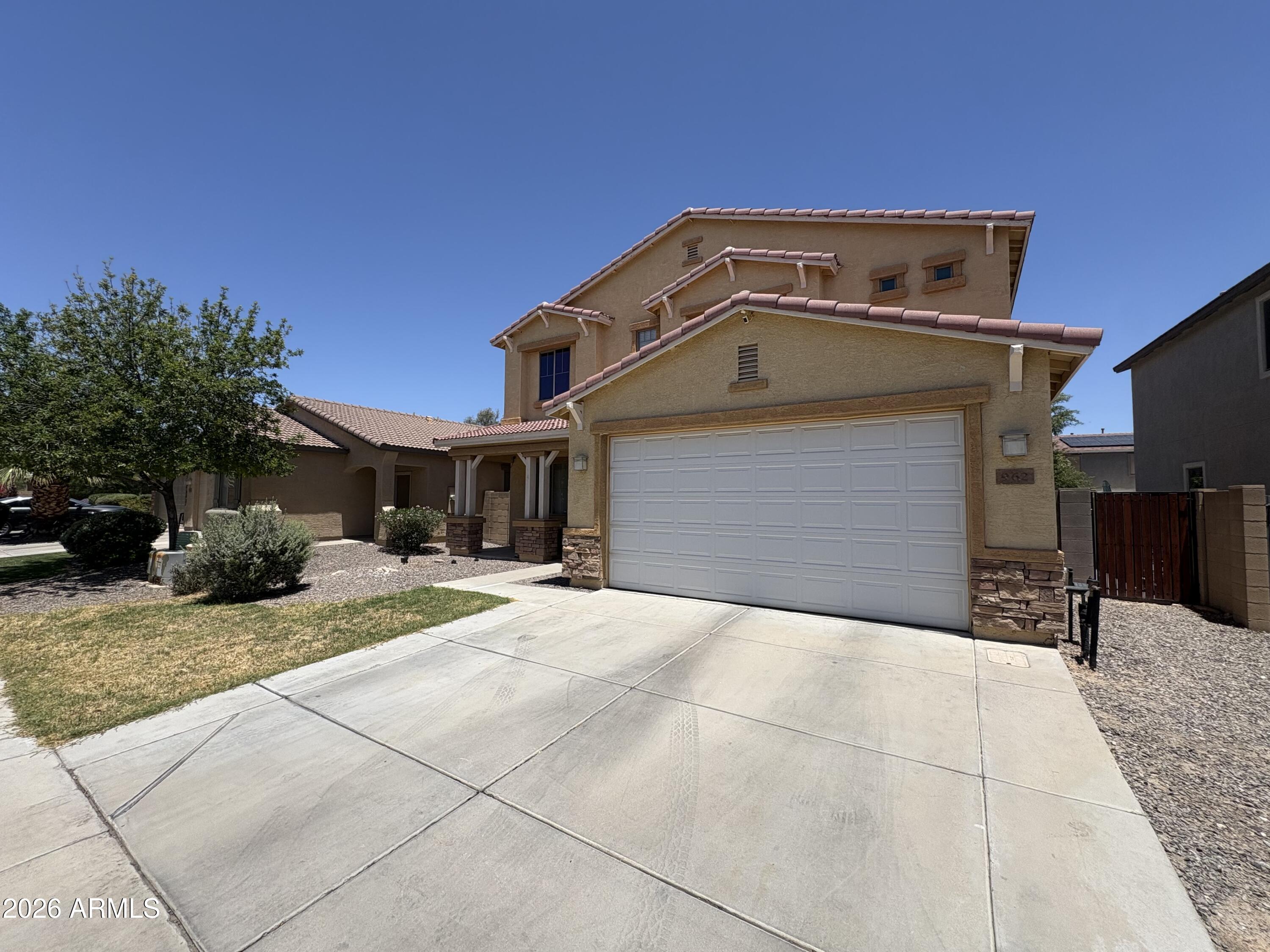 962 E SADDLEBACK Place