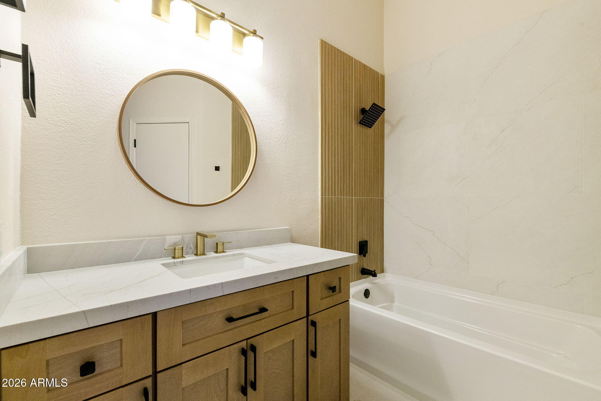 1961 N HARTFORD Street 1140